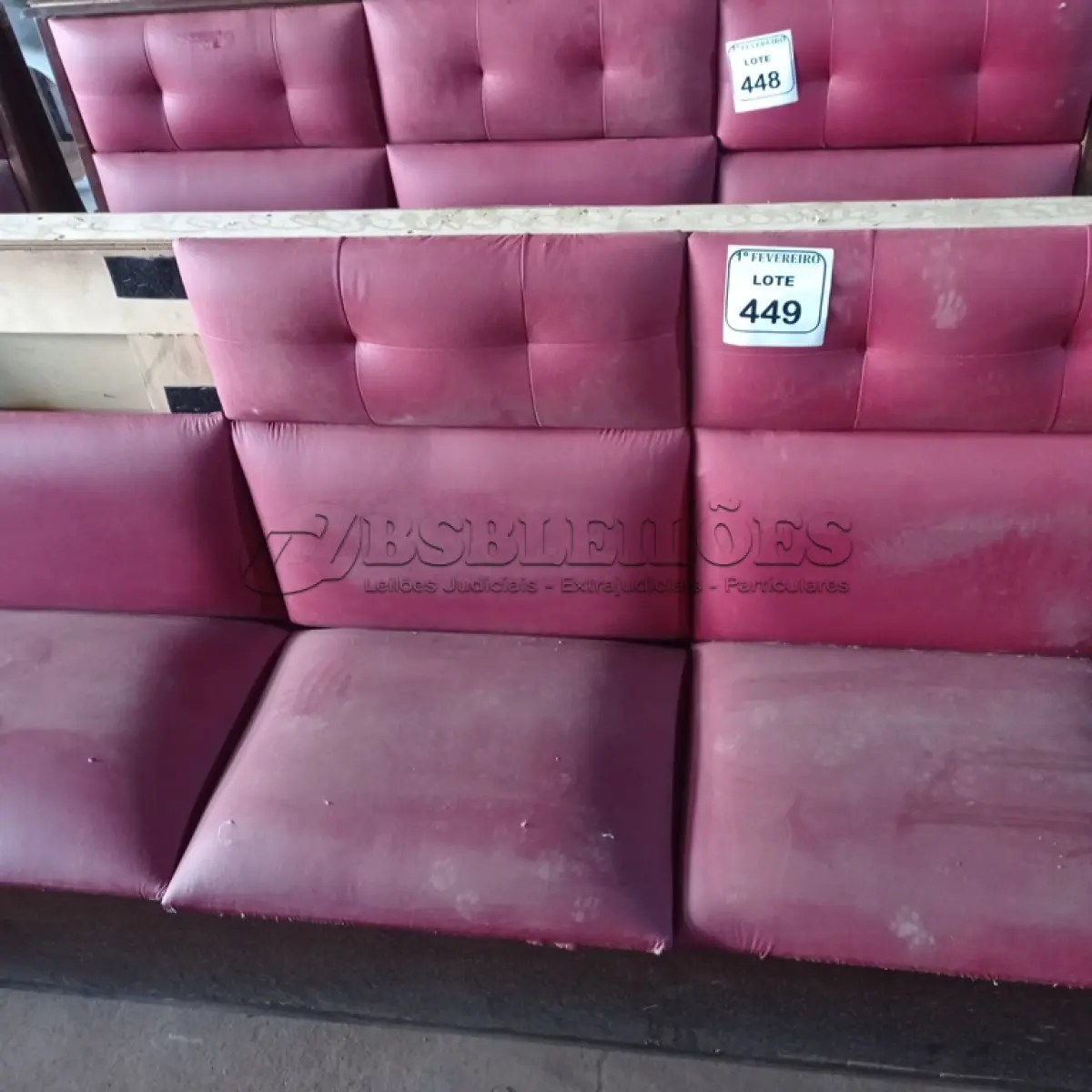 LOTE 449 - 01 SOFÁ PARA LANCHONETE 3 LUGARES. (NO ESTADO) ATENÇÃO! FAZER A VISITAÇÃO ANTES DE ARREMATAR, NÃO SABEMOS SE FUNCIONA. LEILÃO NÃO TEM GARANTIA E NEM DEVOLUÇÃO, SUJEITO A POSSÍVEIS AVARIAS VISÍVEIS/OCULTAS E/OU AUSÊNCIA DE COMPONENTES.