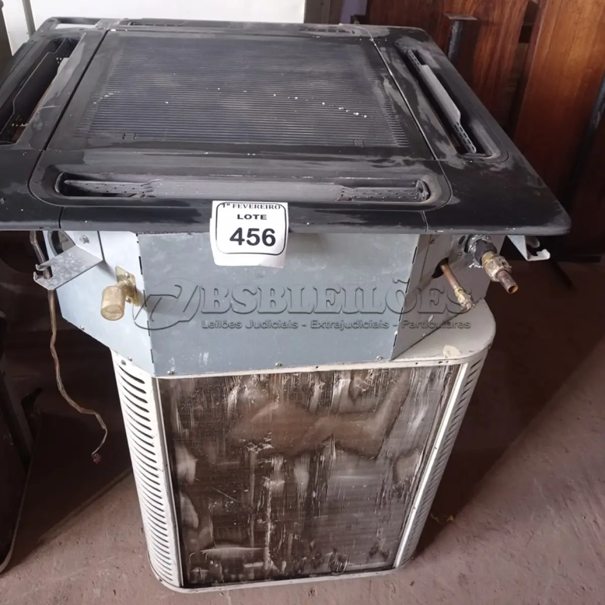 LOTE 456 - 01 AR CONDICIONADO COM EVAPORADORA DE TETO CENTRAL.  (NO ESTADO) ATENÇÃO! FAZER A VISITAÇÃO ANTES DE ARREMATAR, NÃO SABEMOS SE FUNCIONA. LEILÃO NÃO TEM GARANTIA E NEM DEVOLUÇÃO, SUJEITO A POSSÍVEIS AVARIAS VISÍVEIS/OCULTAS E/OU AUSÊNCIA DE COMPONENTES.