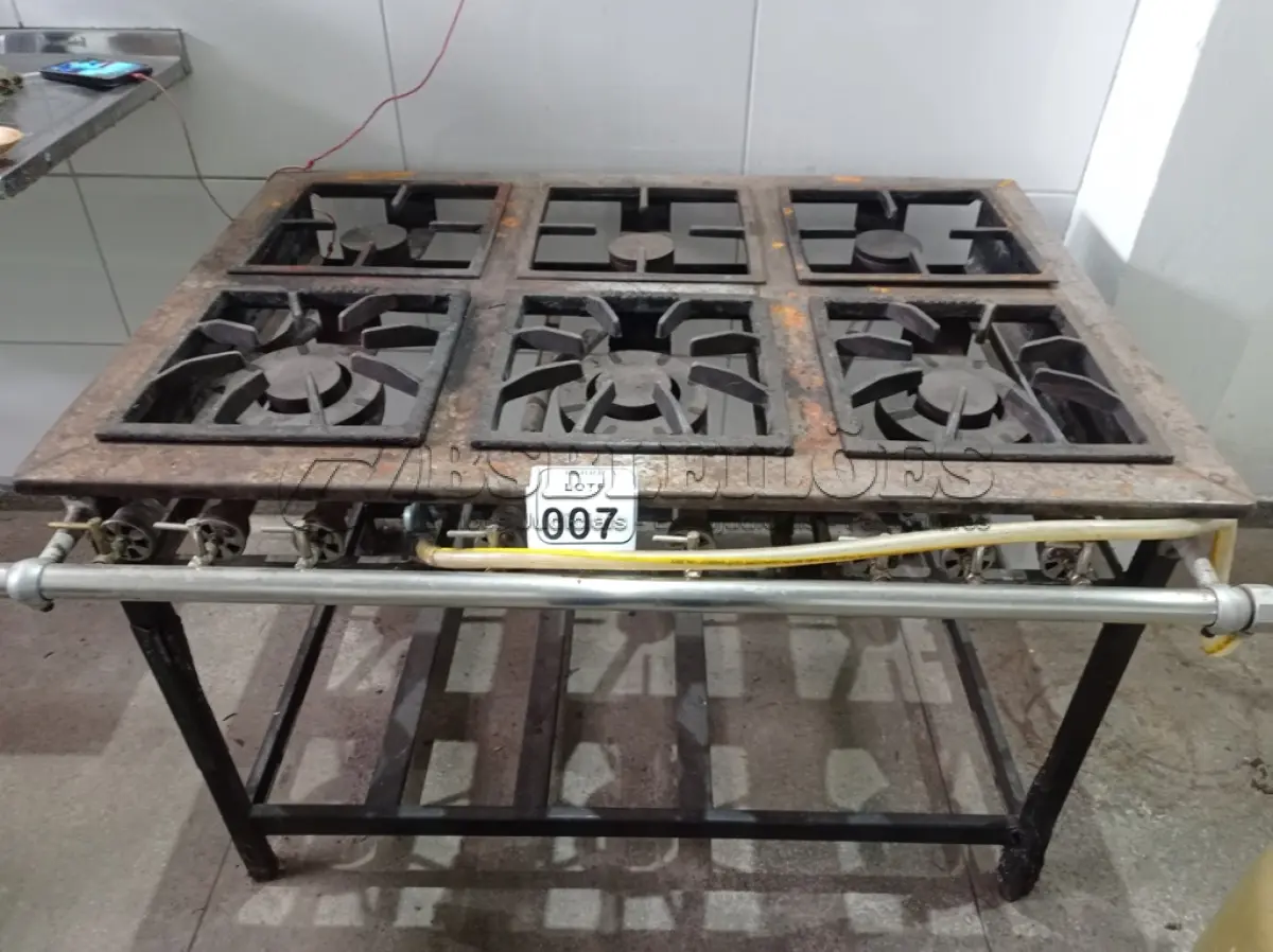 LOTE 007 - 01 FOGÃO INDUSTRIAL DE 6 BOCAS. (NO ESTADO) ATENÇÃO! FAZER A VISITAÇÃO ANTES DE ARREMATAR, NÃO SABEMOS SE FUNCIONA. LEILÃO NÃO TEM GARANTIA E NEM DEVOLUÇÃO, SUJEITO A POSSÍVEIS AVARIAS VISÍVEIS/OCULTAS E/OU AUSÊNCIA DE COMPONENTES.