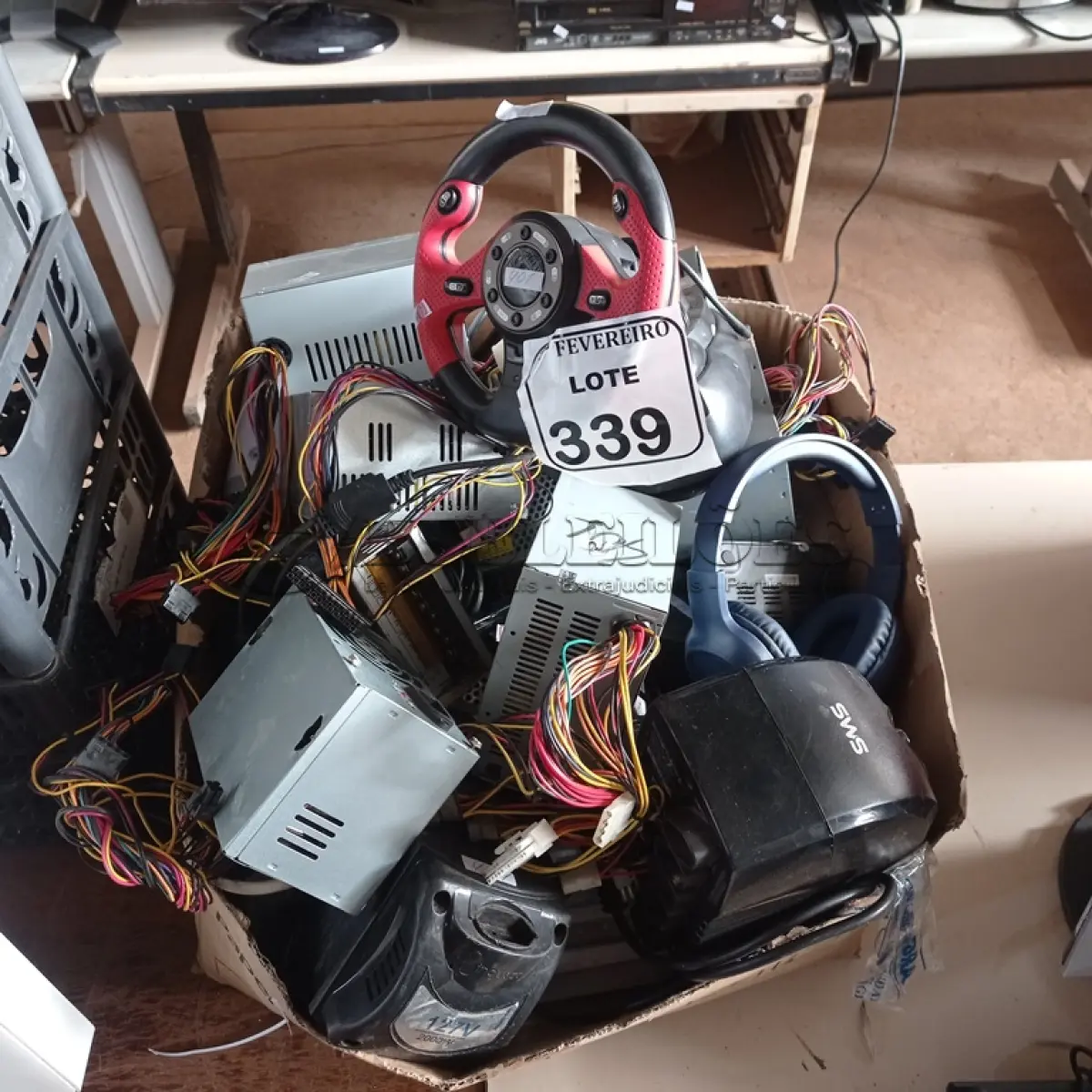 LOTE 339 - 01 LOTE COM FONTES, FONES DE OUVIDO, ESTABILIZADORES E JOYSTICK. (NO ESTADO) ATENÇÃO! FAZER A VISITAÇÃO ANTES DE ARREMATAR, NÃO SABEMOS SE FUNCIONA. LEILÃO NÃO TEM GARANTIA E NEM DEVOLUÇÃO, SUJEITO A POSSÍVEIS AVARIAS VISÍVEIS/OCULTAS E/OU AUSÊNCIA DE COMPONENTES.