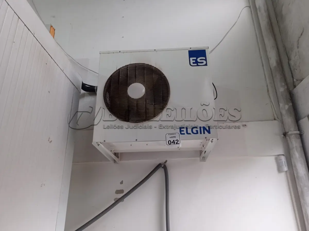 LOTE 042 - 01 CÂMARA FRIA COM UNIDADE CONDENSADORA (APROXIMADAMENTE 3,5X4X2,5M). (NO ESTADO) ATENÇÃO! FAZER A VISITAÇÃO ANTES DE ARREMATAR, NÃO SABEMOS SE FUNCIONA. LEILÃO NÃO TEM GARANTIA E NEM DEVOLUÇÃO, SUJEITO A POSSÍVEIS AVARIAS VISÍVEIS/OCULTAS E/OU AUSÊNCIA DE COMPONENTES.