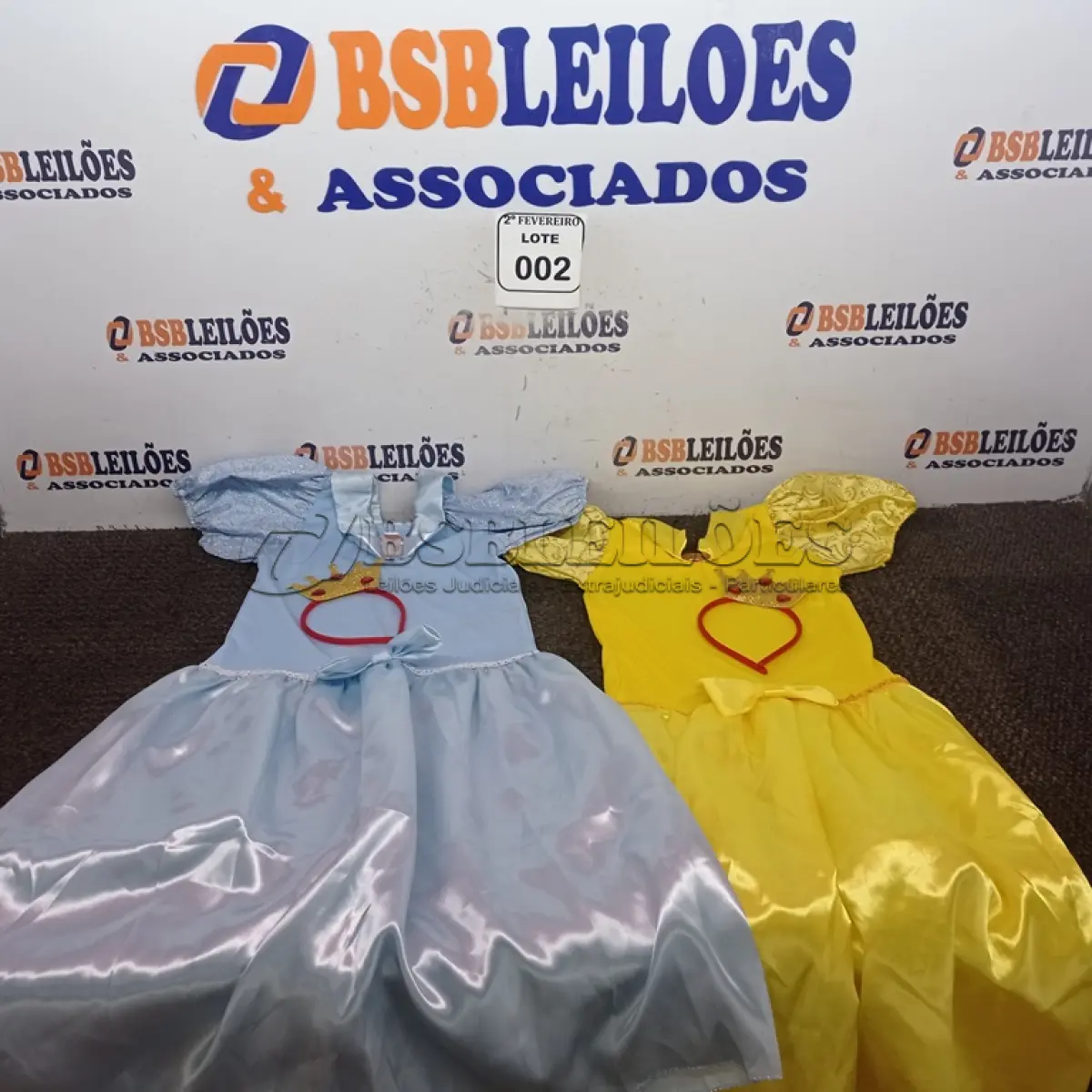 LOTE 002 - 02 FANTASIAS DE PRINCESA COM 02 TIARAS. (NOVO) (NO ESTADO) ATENÇÃO! FAZER A VISITAÇÃO ANTES DE ARREMATAR, NÃO SABEMOS SE FUNCIONA. LEILÃO NÃO TEM GARANTIA E NEM DEVOLUÇÃO, SUJEITO A POSSÍVEIS AVARIAS VISÍVEIS/OCULTAS E/OU AUSÊNCIA DE COMPONENTES.