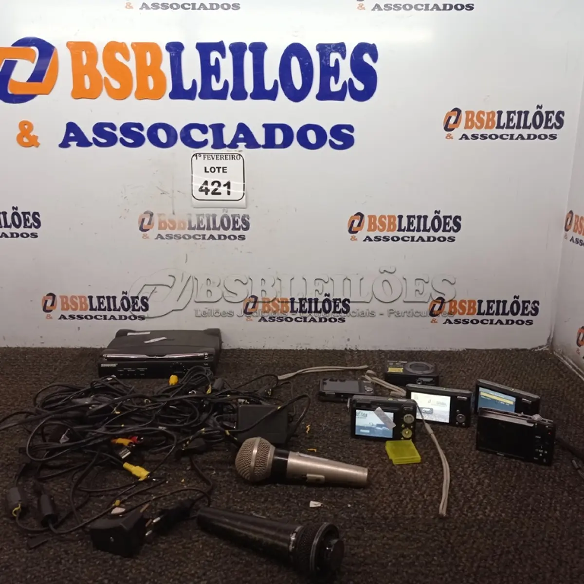 LOTE 421 - 01 LOTE COM CÂMERAS FOTOGRÁFICAS. (NO ESTADO) ATENÇÃO! FAZER A VISITAÇÃO ANTES DE ARREMATAR, NÃO SABEMOS SE FUNCIONA. LEILÃO NÃO TEM GARANTIA E NEM DEVOLUÇÃO, SUJEITO A POSSÍVEIS AVARIAS VISÍVEIS/OCULTAS E/OU AUSÊNCIA DE COMPONENTES.