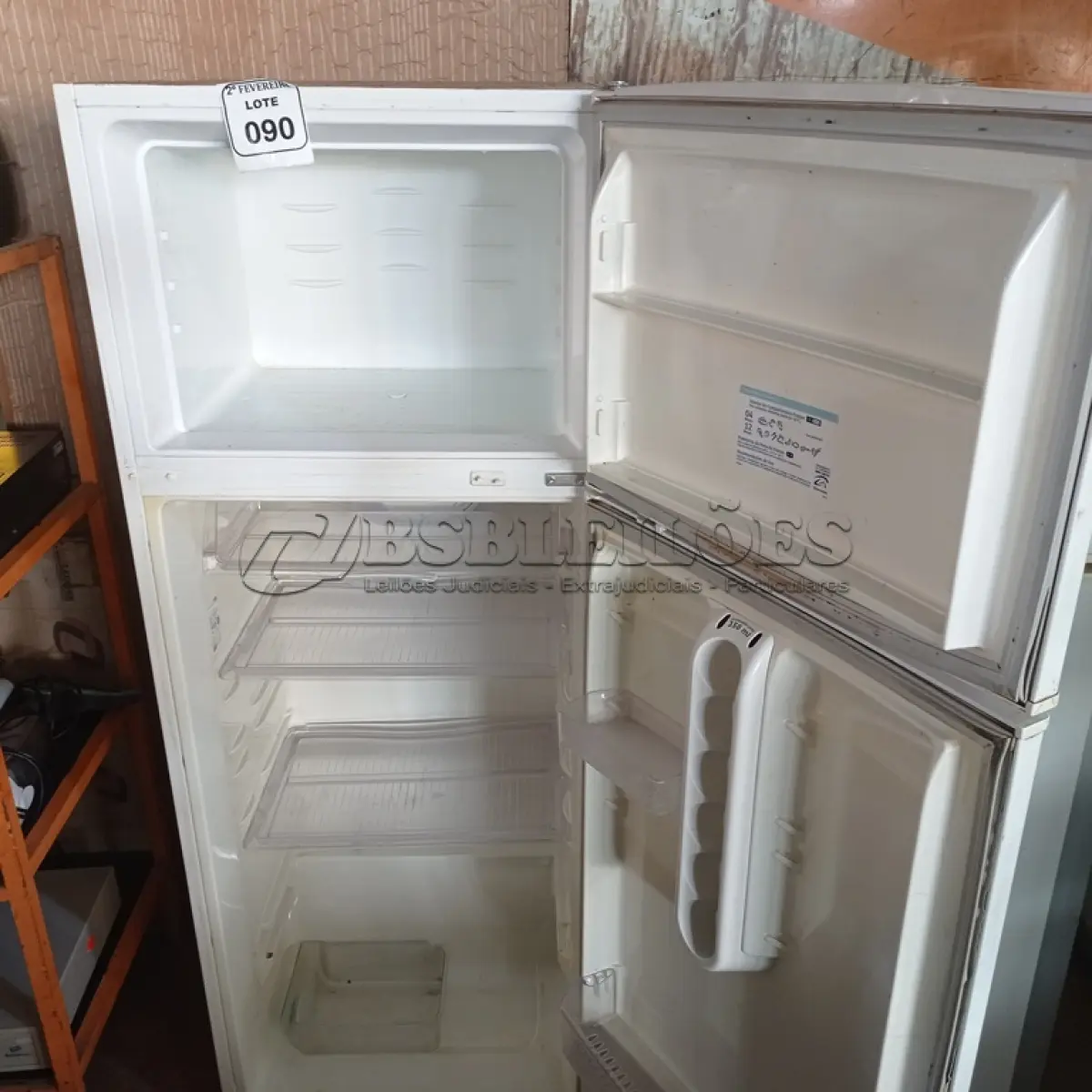 LOTE 090 - 01 GELADEIRA MARCA ELECTROLUX. (NO ESTADO) ATENÇÃO! FAZER A VISITAÇÃO ANTES DE ARREMATAR, NÃO SABEMOS SE FUNCIONA. LEILÃO NÃO TEM GARANTIA E NEM DEVOLUÇÃO, SUJEITO A POSSÍVEIS AVARIAS VISÍVEIS/OCULTAS E/OU AUSÊNCIA DE COMPONENTES.
