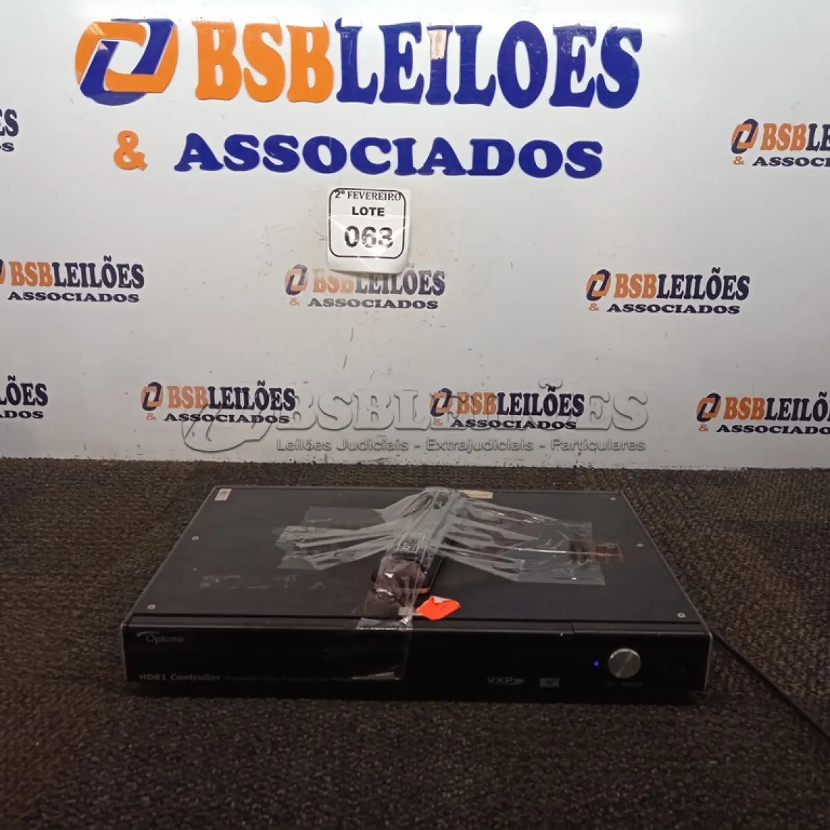 LOTE 063 - 01 CONTROLLER BOX HD81 MODELO VDHDUZZZ MARCA OPTOMA. (NO ESTADO) ATENÇÃO! FAZER A VISITAÇÃO ANTES DE ARREMATAR, NÃO SABEMOS SE FUNCIONA. LEILÃO NÃO TEM GARANTIA E NEM DEVOLUÇÃO, SUJEITO A POSSÍVEIS AVARIAS VISÍVEIS/OCULTAS E/OU AUSÊNCIA DE COMPONENTES.