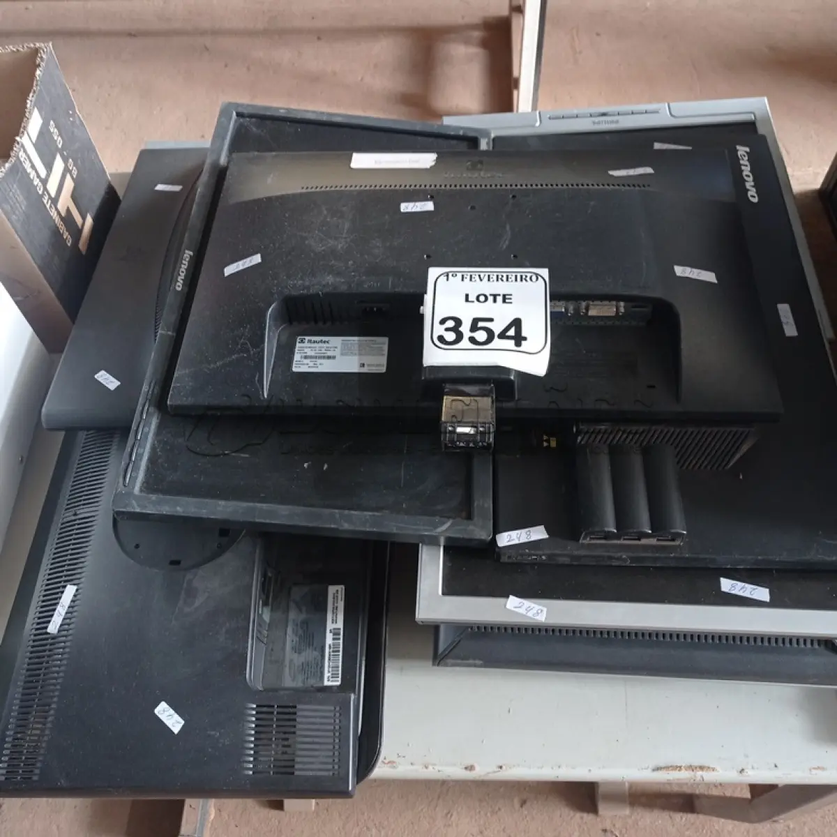 LOTE 354 - 01 LOTE COM MONITORES DIVERSOS PARA RETIRADA DE PEÇAS. (NO ESTADO) ATENÇÃO! FAZER A VISITAÇÃO ANTES DE ARREMATAR, NÃO SABEMOS SE FUNCIONA. LEILÃO NÃO TEM GARANTIA E NEM DEVOLUÇÃO, SUJEITO A POSSÍVEIS AVARIAS VISÍVEIS/OCULTAS E/OU AUSÊNCIA DE COMPONENTES.