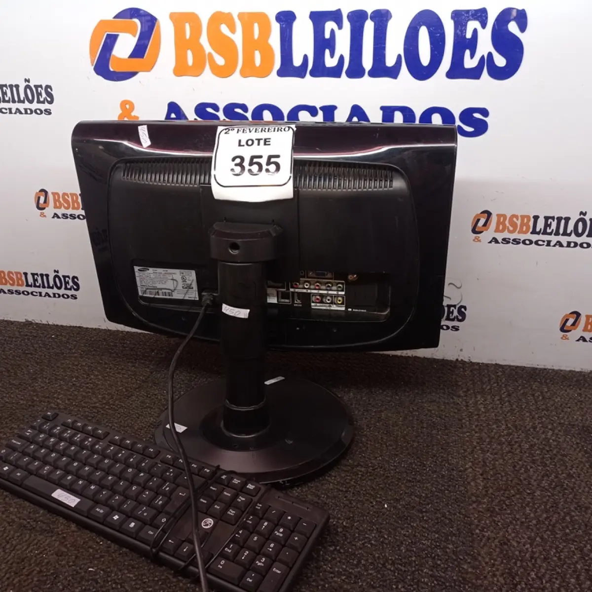 LOTE 355 -  01 MONITOR SAMSUNG COM TECLADO (NO ESTADO) ATENÇÃO! FAZER A VISITAÇÃO ANTES DE ARREMATAR, NÃO SABEMOS SE FUNCIONA. LEILÃO NÃO TEM GARANTIA E NEM DEVOLUÇÃO, SUJEITO A POSSÍVEIS AVARIAS VISÍVEIS/OCULTAS E/OU AUSÊNCIA DE COMPONENTES.