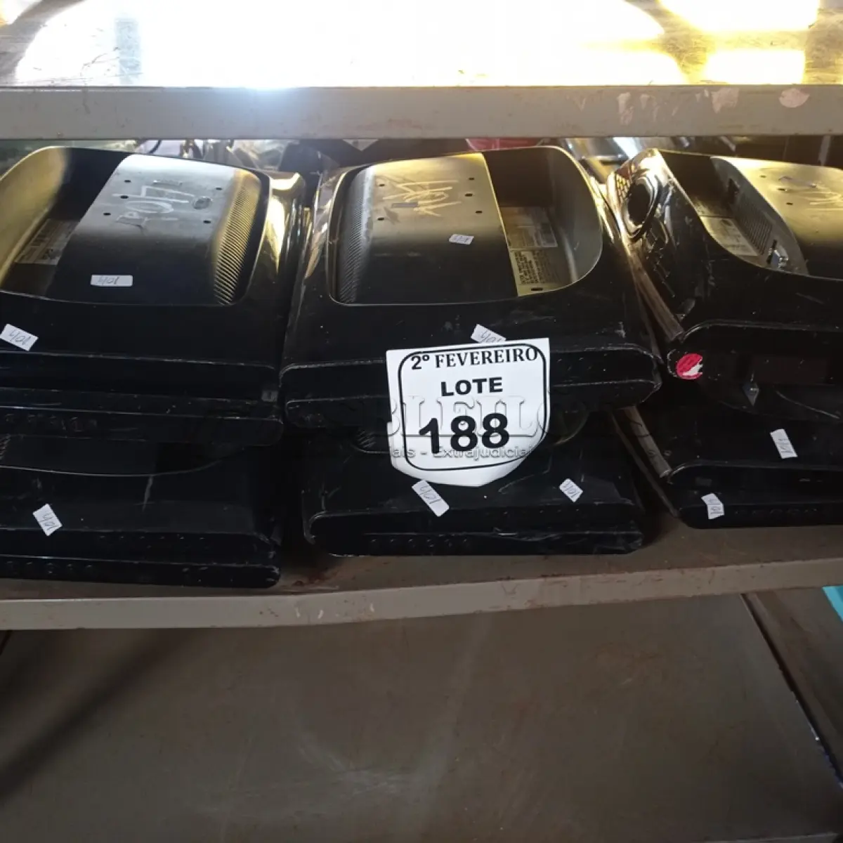 LOTE 188 - 12 MONITORES LCD MARCAS E MODELOS DIVERSOS PARA RETIRADA DE PEÇAS. (NO ESTADO) ATENÇÃO! FAZER A VISITAÇÃO ANTES DE ARREMATAR, NÃO SABEMOS SE FUNCIONA. LEILÃO NÃO TEM GARANTIA E NEM DEVOLUÇÃO, SUJEITO A POSSÍVEIS AVARIAS VISÍVEIS/OCULTAS E/OU AUSÊNCIA DE COMPONENTES.