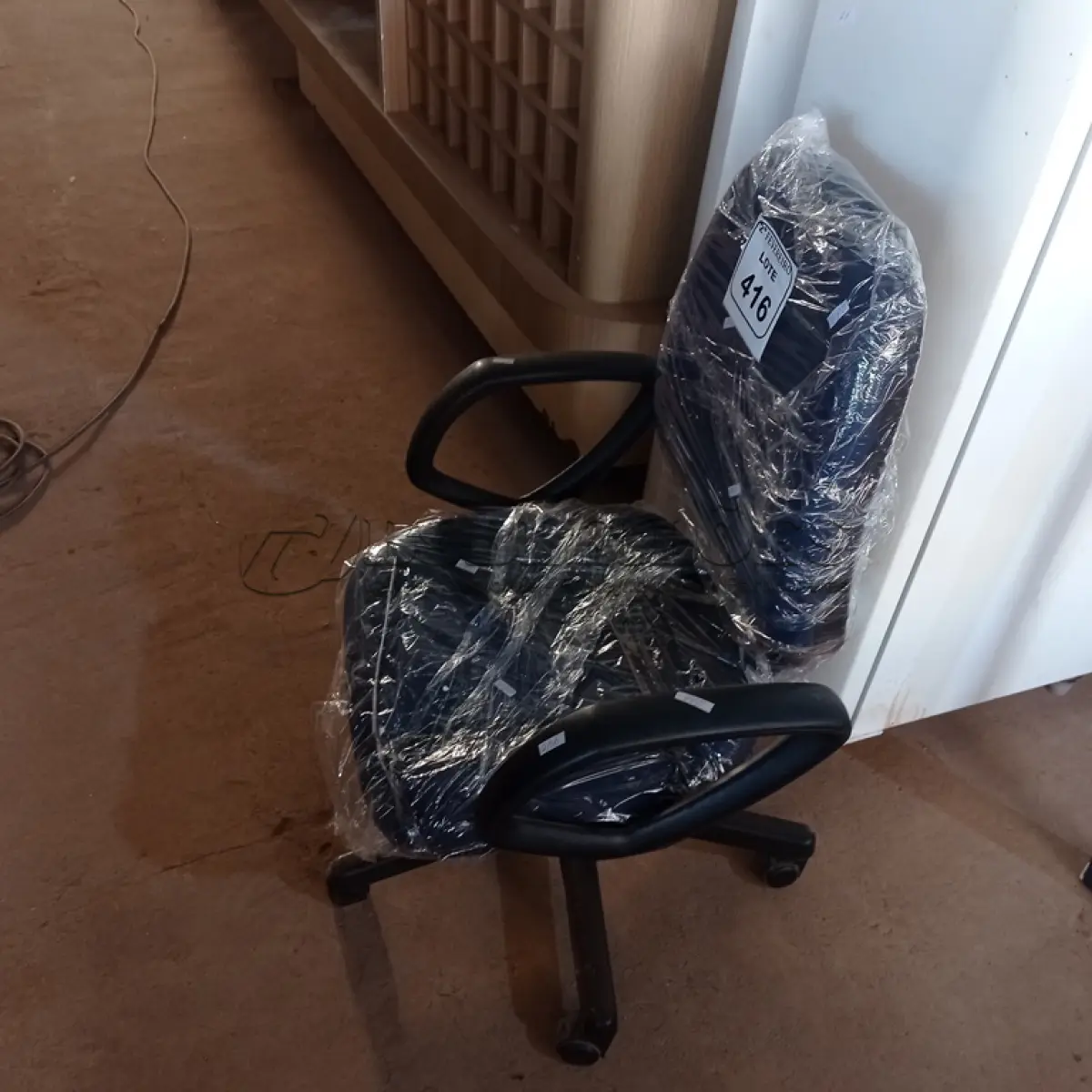 LOTE 416 -  01 CADEIRA GIRATÓRIA PARA ESCRITÓRIO. (NO ESTADO) ATENÇÃO! FAZER A VISITAÇÃO ANTES DE ARREMATAR, NÃO SABEMOS SE FUNCIONA. LEILÃO NÃO TEM GARANTIA E NEM DEVOLUÇÃO, SUJEITO A POSSÍVEIS AVARIAS VISÍVEIS/OCULTAS E/OU AUSÊNCIA DE COMPONENTES.