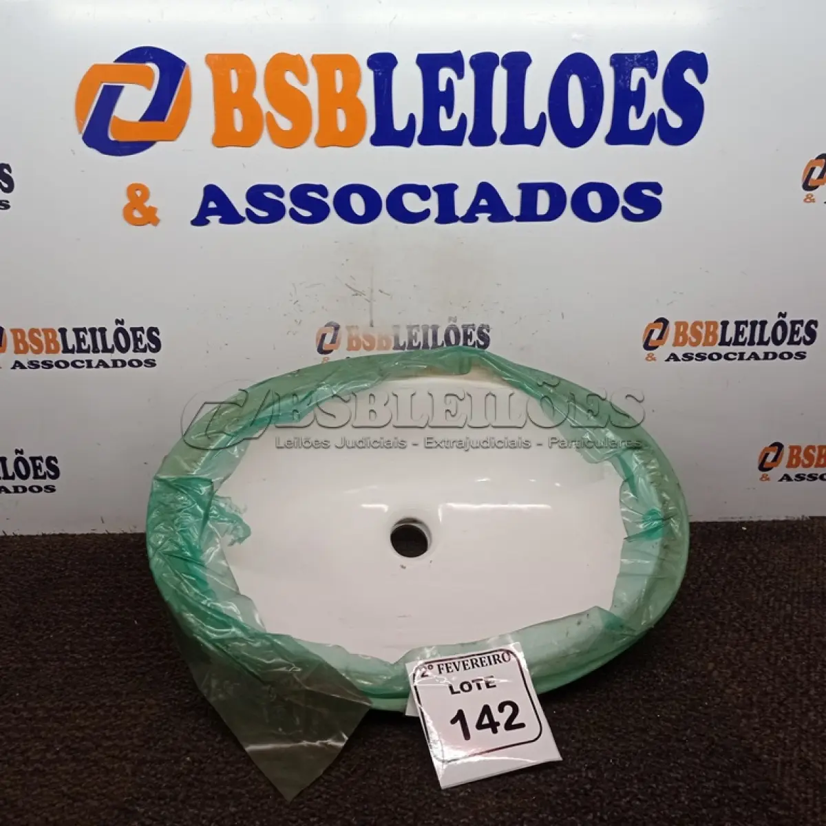 LOTE 142 - 01 CUBA DE EMBUTIR OVAL MARCA DECA. (NOVO) (NO ESTADO) ATENÇÃO! FAZER A VISITAÇÃO ANTES DE ARREMATAR, NÃO SABEMOS SE FUNCIONA. LEILÃO NÃO TEM GARANTIA E NEM DEVOLUÇÃO, SUJEITO A POSSÍVEIS AVARIAS VISÍVEIS/OCULTAS E/OU AUSÊNCIA DE COMPONENTES.