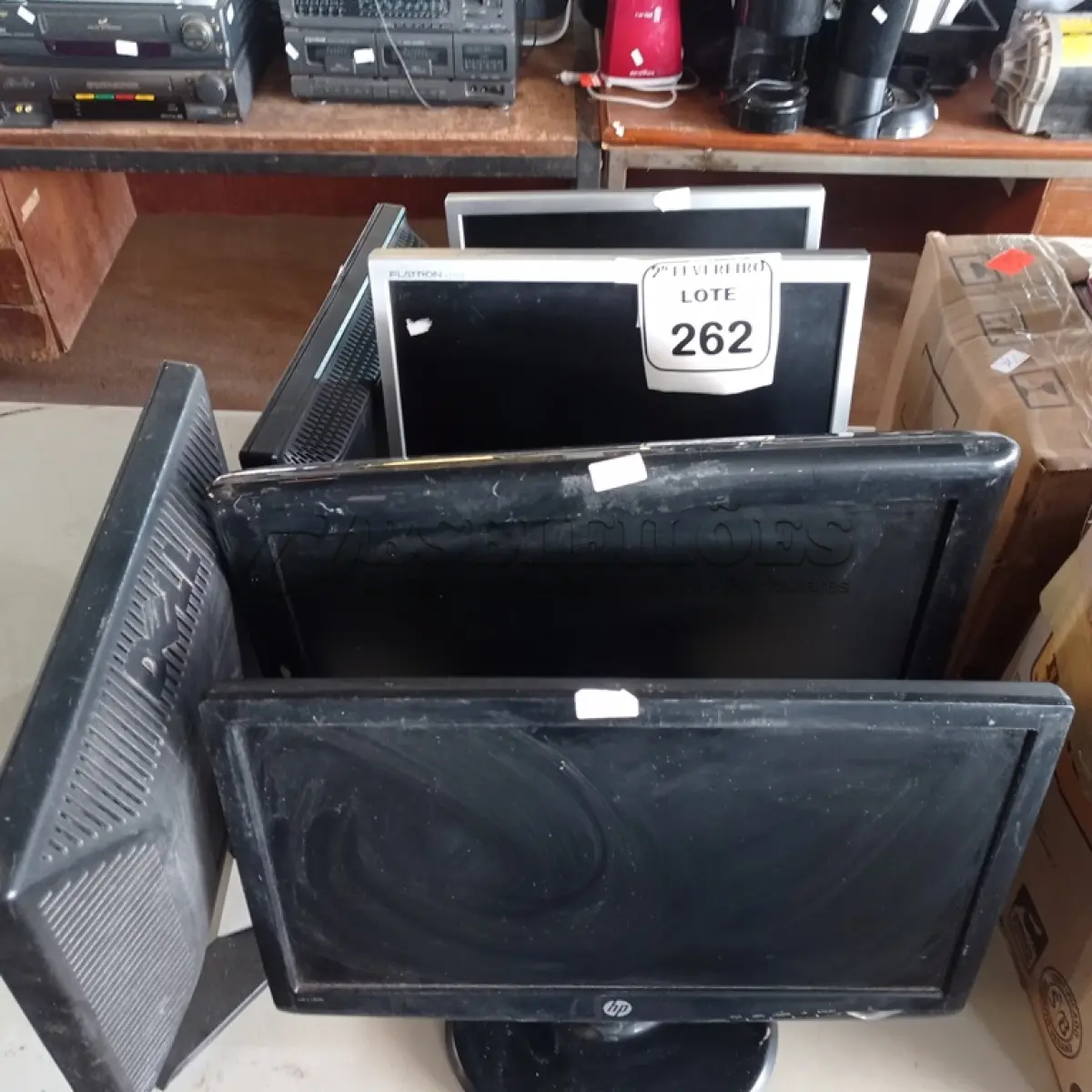 LOTE 262 - 06 MONITORES LCD MARCAS E MODELOS DIVERSOS. (NO ESTADO) ATENÇÃO! FAZER A VISITAÇÃO ANTES DE ARREMATAR, NÃO SABEMOS SE FUNCIONA. LEILÃO NÃO TEM GARANTIA E NEM DEVOLUÇÃO, SUJEITO A POSSÍVEIS AVARIAS VISÍVEIS/OCULTAS E/OU AUSÊNCIA DE COMPONENTES.