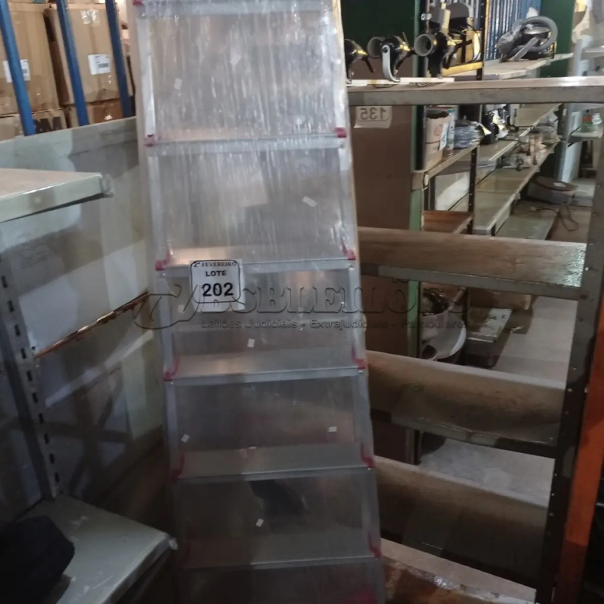 LOTE 202 - 01 ESCADA DE ALUMÍNIO C/09 DEGRAUS. (NO ESTADO) ATENÇÃO! FAZER A VISITAÇÃO ANTES DE ARREMATAR, NÃO SABEMOS SE FUNCIONA. LEILÃO NÃO TEM GARANTIA E NEM DEVOLUÇÃO, SUJEITO A POSSÍVEIS AVARIAS VISÍVEIS/OCULTAS E/OU AUSÊNCIA DE COMPONENTES.