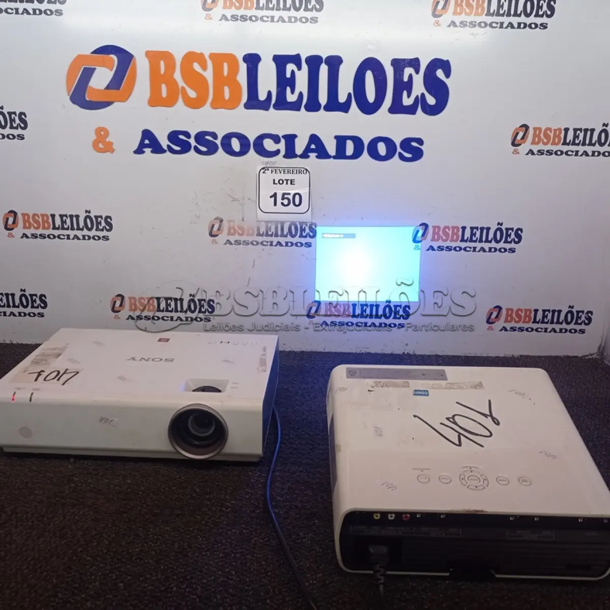 LOTE 150 - 02 RETROPROJETORES MULTIMÍDIA PARA RETIRADA DE PEÇAS MARCA SONY. (NO ESTADO) ATENÇÃO! FAZER A VISITAÇÃO ANTES DE ARREMATAR, NÃO SABEMOS SE FUNCIONA. LEILÃO NÃO TEM GARANTIA E NEM DEVOLUÇÃO, SUJEITO A POSSÍVEIS AVARIAS VISÍVEIS/OCULTAS E/OU AUSÊNCIA DE COMPONENTES.