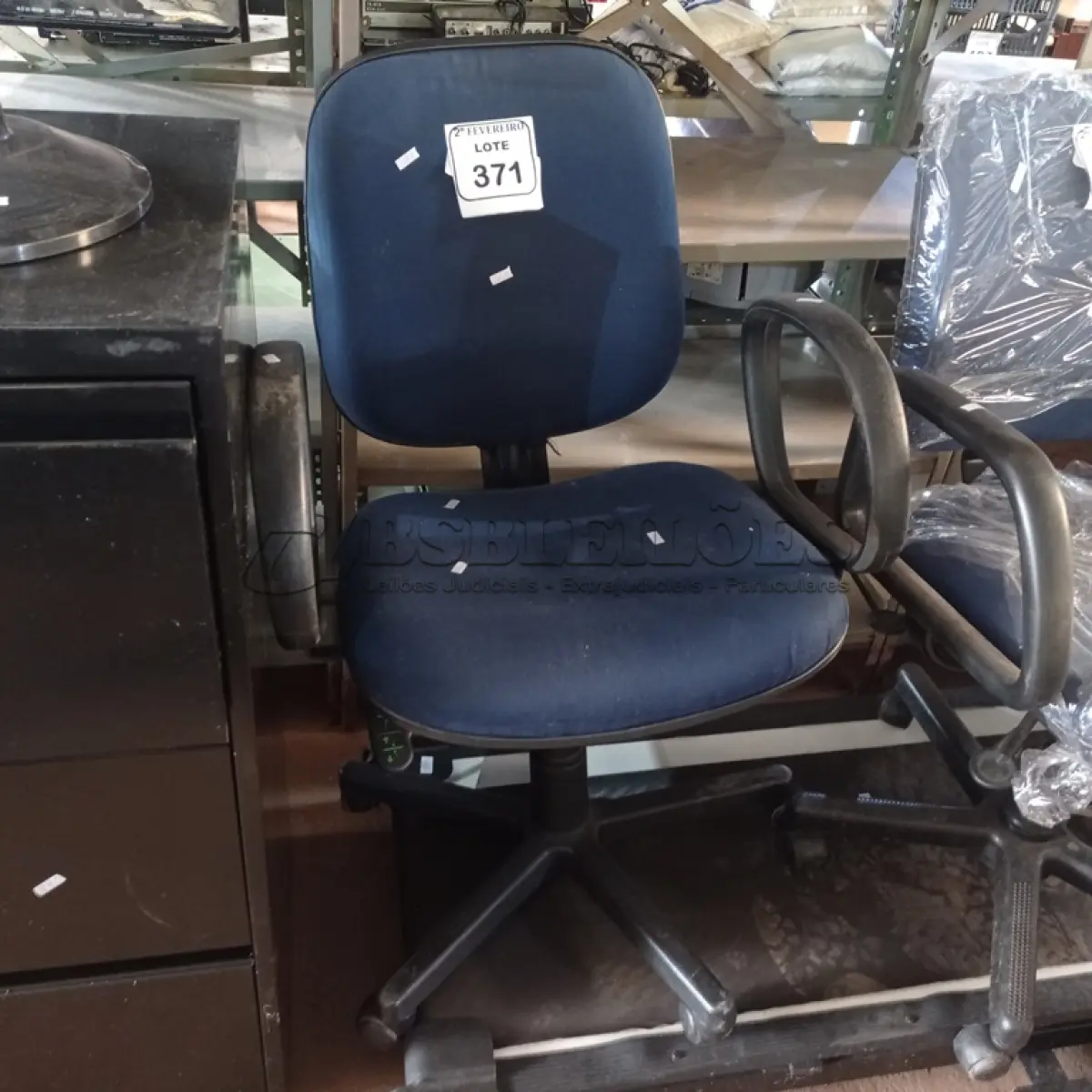 LOTE 371 -  01 CADEIRA GIRATÓRIA PARA ESCRITÓRIO. (NO ESTADO) ATENÇÃO! FAZER A VISITAÇÃO ANTES DE ARREMATAR, NÃO SABEMOS SE FUNCIONA. LEILÃO NÃO TEM GARANTIA E NEM DEVOLUÇÃO, SUJEITO A POSSÍVEIS AVARIAS VISÍVEIS/OCULTAS E/OU AUSÊNCIA DE COMPONENTES.