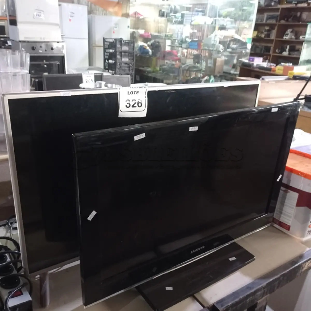 LOTE 326 -  01TV LG 42” E 01 TV SAMSUNG 32”. (NO ESTADO) ATENÇÃO! FAZER A VISITAÇÃO ANTES DE ARREMATAR, NÃO SABEMOS SE FUNCIONA. LEILÃO NÃO TEM GARANTIA E NEM DEVOLUÇÃO, SUJEITO A POSSÍVEIS AVARIAS VISÍVEIS/OCULTAS E/OU AUSÊNCIA DE COMPONENTES.