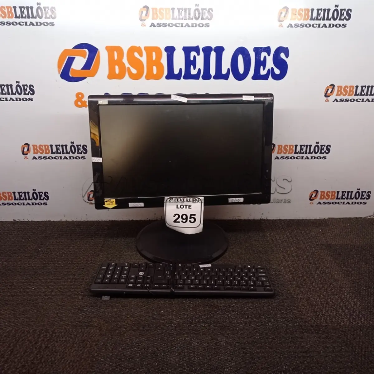LOTE 295 -  01 MONITOR AOC COM TECLADO. (NO ESTADO) ATENÇÃO! FAZER A VISITAÇÃO ANTES DE ARREMATAR, NÃO SABEMOS SE FUNCIONA. LEILÃO NÃO TEM GARANTIA E NEM DEVOLUÇÃO, SUJEITO A POSSÍVEIS AVARIAS VISÍVEIS/OCULTAS E/OU AUSÊNCIA DE COMPONENTES.