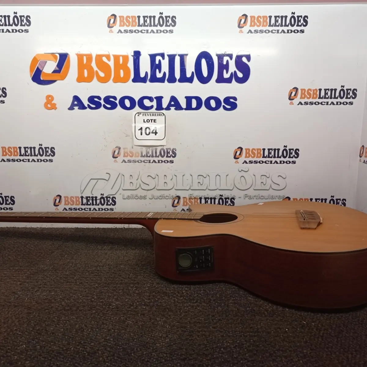 LOTE 104 - 01 VIOLÃO MARCA STRINBERG. (NO ESTADO) ATENÇÃO! FAZER A VISITAÇÃO ANTES DE ARREMATAR, NÃO SABEMOS SE FUNCIONA. LEILÃO NÃO TEM GARANTIA E NEM DEVOLUÇÃO, SUJEITO A POSSÍVEIS AVARIAS VISÍVEIS/OCULTAS E/OU AUSÊNCIA DE COMPONENTES.