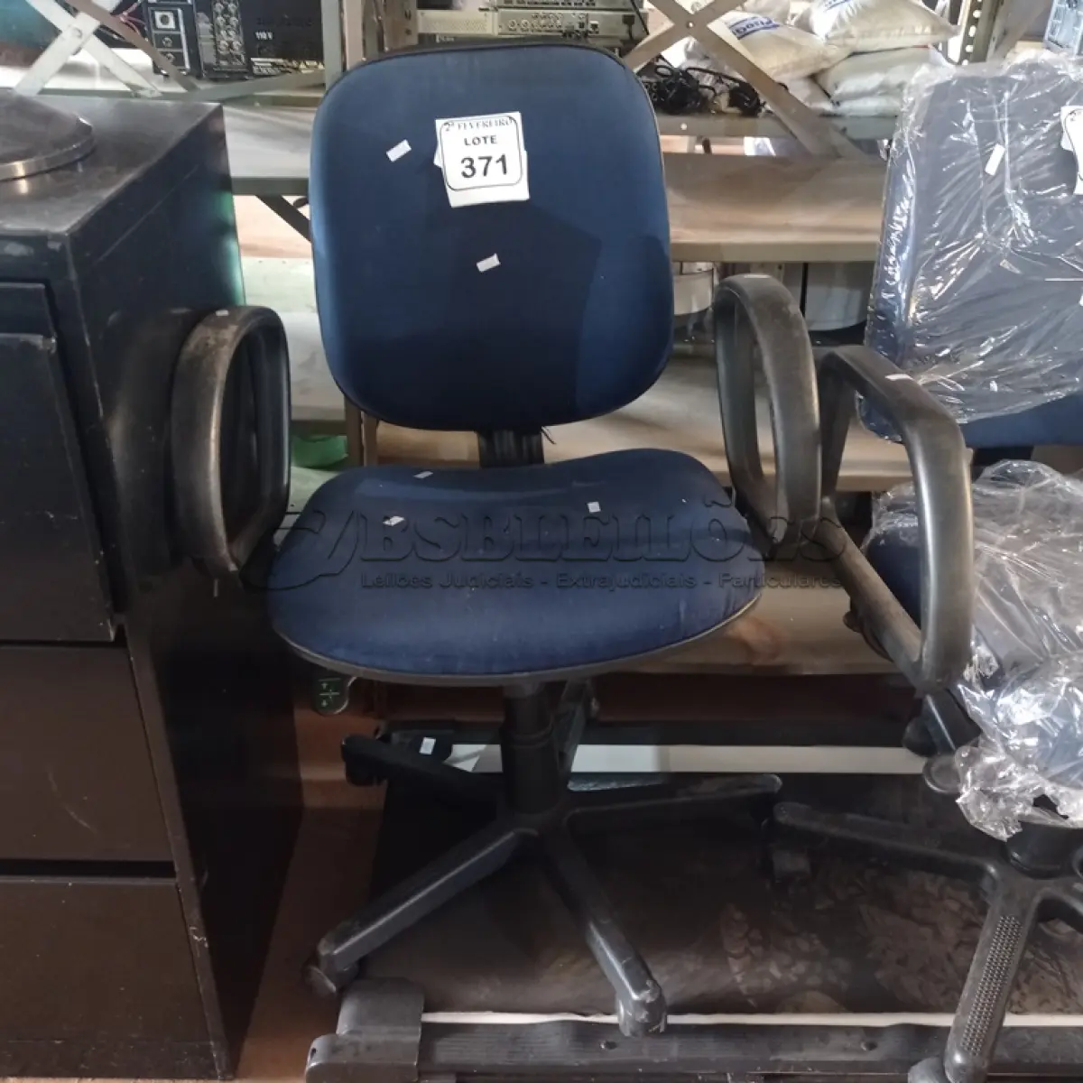 LOTE 371 -  01 CADEIRA GIRATÓRIA PARA ESCRITÓRIO. (NO ESTADO) ATENÇÃO! FAZER A VISITAÇÃO ANTES DE ARREMATAR, NÃO SABEMOS SE FUNCIONA. LEILÃO NÃO TEM GARANTIA E NEM DEVOLUÇÃO, SUJEITO A POSSÍVEIS AVARIAS VISÍVEIS/OCULTAS E/OU AUSÊNCIA DE COMPONENTES.