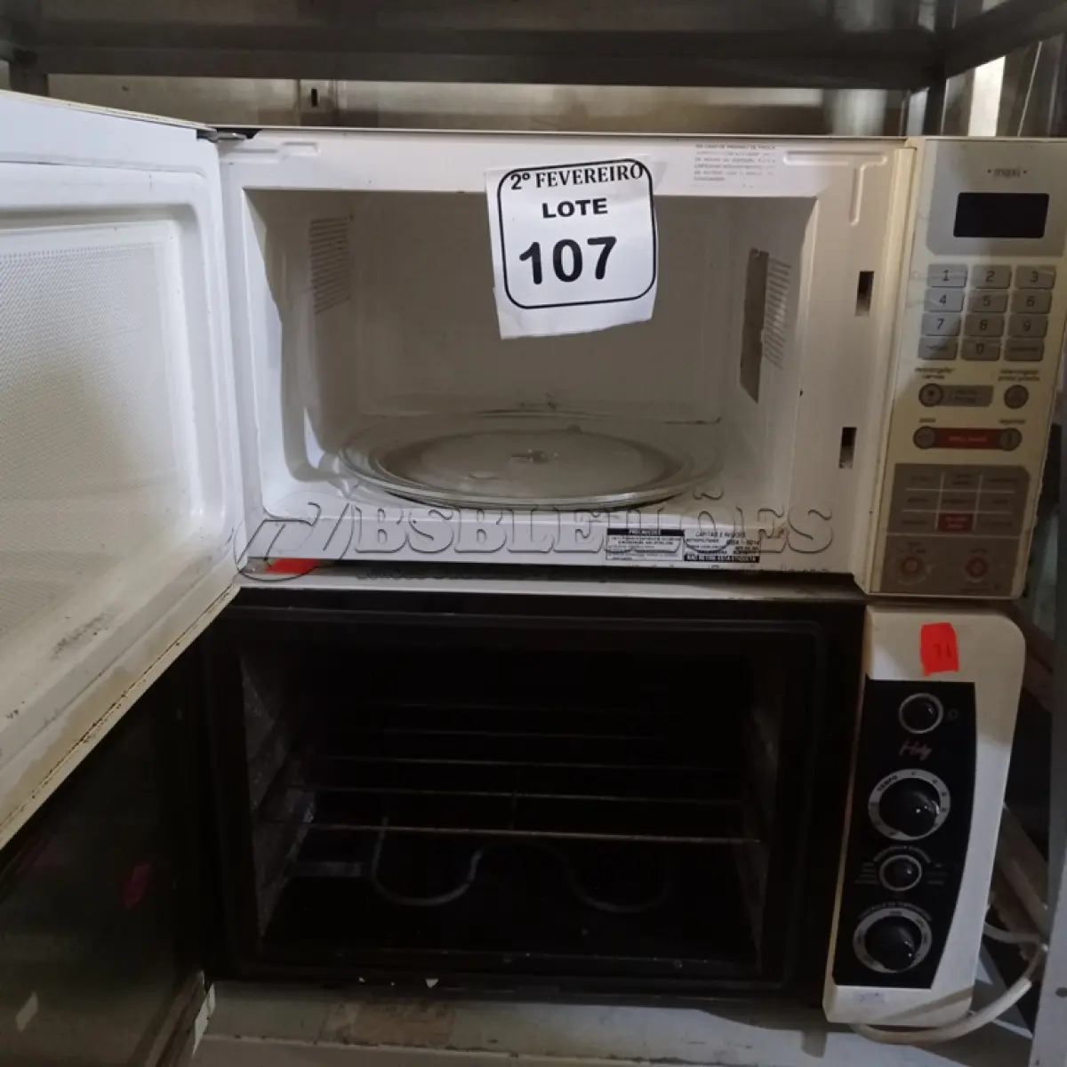 LOTE 107 - 01 MICRO-ONDAS COM PRATO MARCA BRASTEMP E 01 FORNO ELÉTRICO. (NO ESTADO) ATENÇÃO! FAZER A VISITAÇÃO ANTES DE ARREMATAR, NÃO SABEMOS SE FUNCIONA. LEILÃO NÃO TEM GARANTIA E NEM DEVOLUÇÃO, SUJEITO A POSSÍVEIS AVARIAS VISÍVEIS/OCULTAS E/OU AUSÊNCIA DE COMPONENTES.