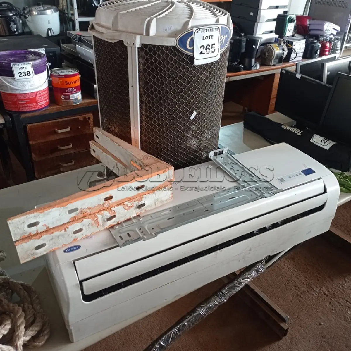 LOTE 265 -  01 AR CONDICIONADO SEM CONTROLE MARCA CARRIER 18.000 BTUS. (NO ESTADO) ATENÇÃO! FAZER A VISITAÇÃO ANTES DE ARREMATAR, NÃO SABEMOS SE FUNCIONA. LEILÃO NÃO TEM GARANTIA E NEM DEVOLUÇÃO, SUJEITO A POSSÍVEIS AVARIAS VISÍVEIS/OCULTAS E/OU AUSÊNCIA DE COMPONENTES.