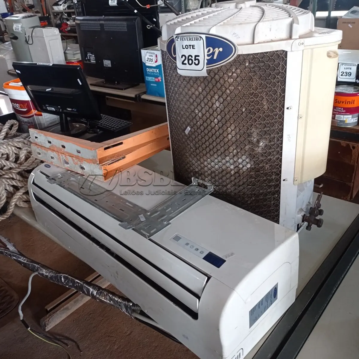 LOTE 265 -  01 AR CONDICIONADO SEM CONTROLE MARCA CARRIER 18.000 BTUS. (NO ESTADO) ATENÇÃO! FAZER A VISITAÇÃO ANTES DE ARREMATAR, NÃO SABEMOS SE FUNCIONA. LEILÃO NÃO TEM GARANTIA E NEM DEVOLUÇÃO, SUJEITO A POSSÍVEIS AVARIAS VISÍVEIS/OCULTAS E/OU AUSÊNCIA DE COMPONENTES.