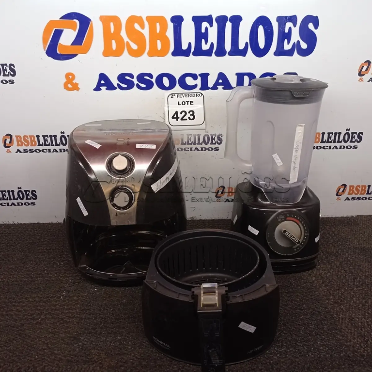 LOTE 423 - 01 AIR FRYER E 01 LIQUIDIFICADOR SEM MARCA APARENTE. (NO ESTADO) ATENÇÃO! FAZER A VISITAÇÃO ANTES DE ARREMATAR, NÃO SABEMOS SE FUNCIONA. LEILÃO NÃO TEM GARANTIA E NEM DEVOLUÇÃO, SUJEITO A POSSÍVEIS AVARIAS VISÍVEIS/OCULTAS E/OU AUSÊNCIA DE COMPONENTES.