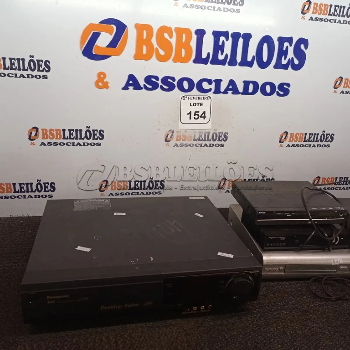 LOTE 154 - 01 VÍDEO CASSETTE RECORDER MARCA PANASONIC AG-1980 E 03 DVD’S. (NO ESTADO) ATENÇÃO! FAZER A VISITAÇÃO ANTES DE ARREMATAR, NÃO SABEMOS SE FUNCIONA. LEILÃO NÃO TEM GARANTIA E NEM DEVOLUÇÃO, SUJEITO A POSSÍVEIS AVARIAS VISÍVEIS/OCULTAS E/OU AUSÊNCIA DE COMPONENTES.