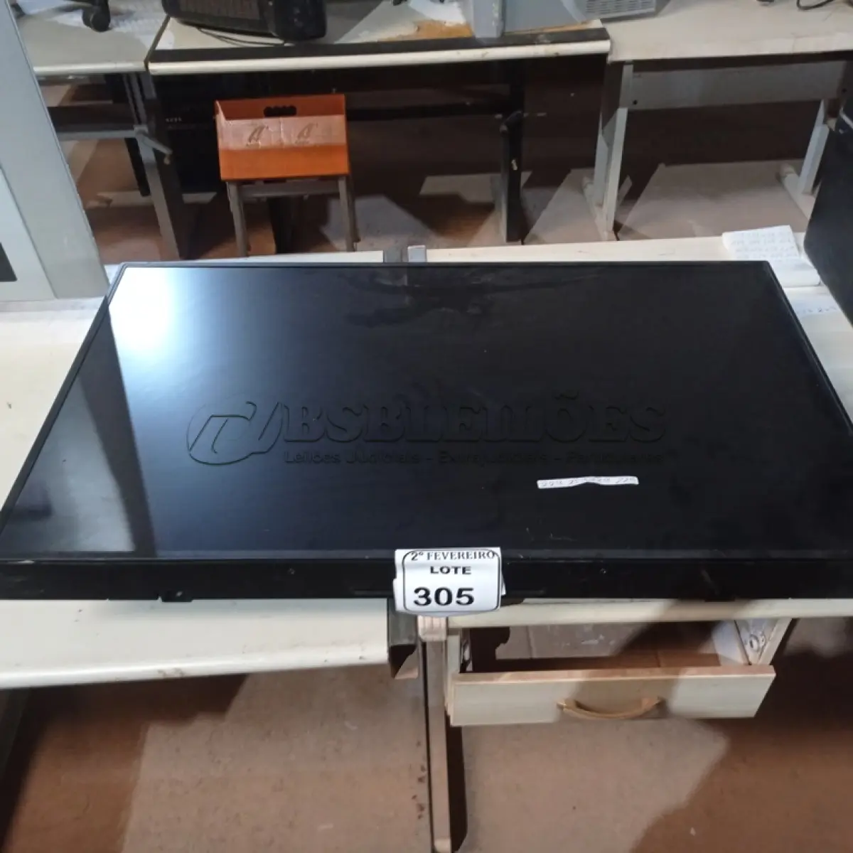 LOTE 305 - 01 MONITOR P/CÂMERA DE SEGURANÇA MARCA SAMSUNG. (NO ESTADO) ATENÇÃO! FAZER A VISITAÇÃO ANTES DE ARREMATAR, NÃO SABEMOS SE FUNCIONA. LEILÃO NÃO TEM GARANTIA E NEM DEVOLUÇÃO, SUJEITO A POSSÍVEIS AVARIAS VISÍVEIS/OCULTAS E/OU AUSÊNCIA DE COMPONENTES.