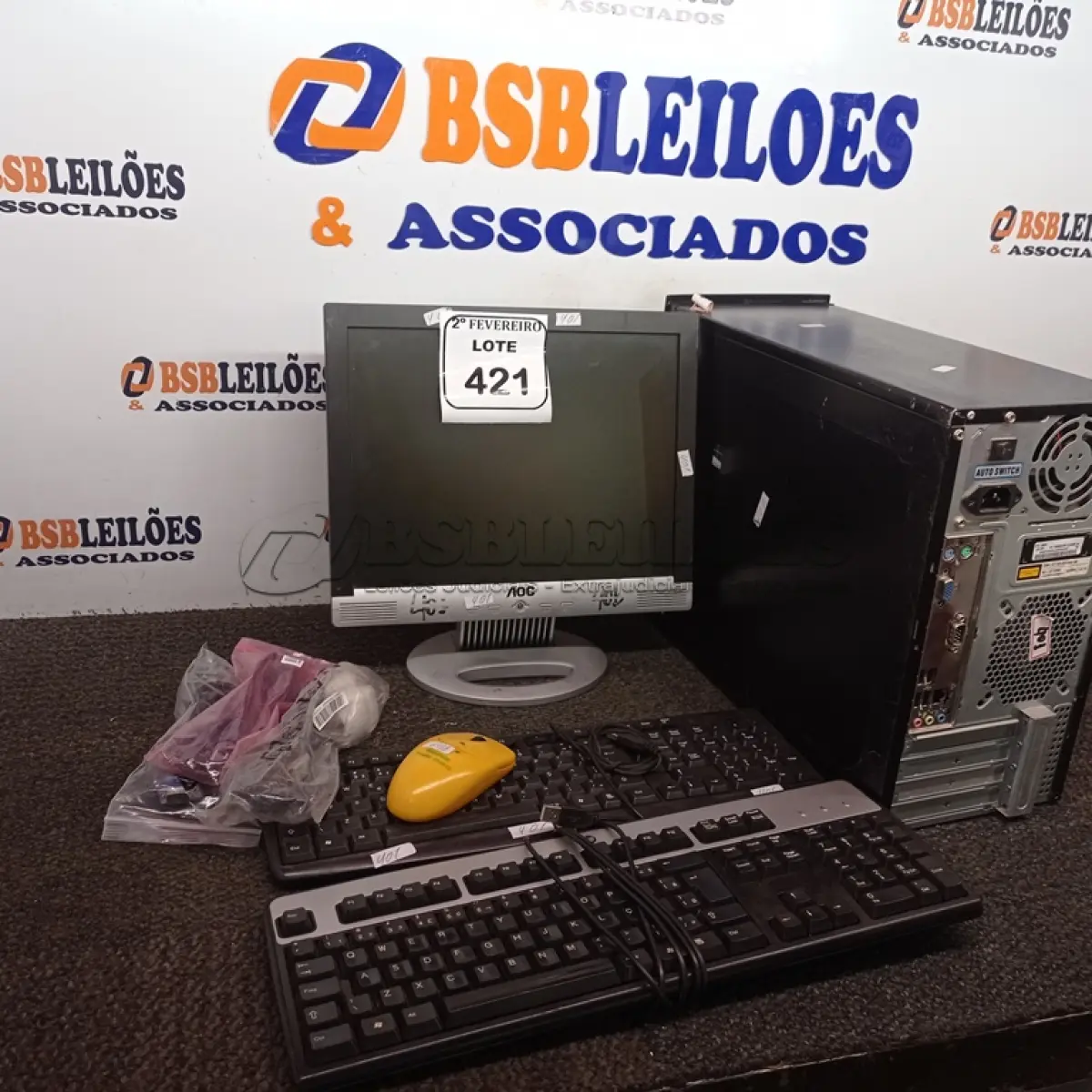 LOTE 421 - 01 CPU COM MONITOR AOC, TECLADO E MOUSE (NO ESTADO) ATENÇÃO! FAZER A VISITAÇÃO ANTES DE ARREMATAR, NÃO SABEMOS SE FUNCIONA. LEILÃO NÃO TEM GARANTIA E NEM DEVOLUÇÃO, SUJEITO A POSSÍVEIS AVARIAS VISÍVEIS/OCULTAS E/OU AUSÊNCIA DE COMPONENTES.