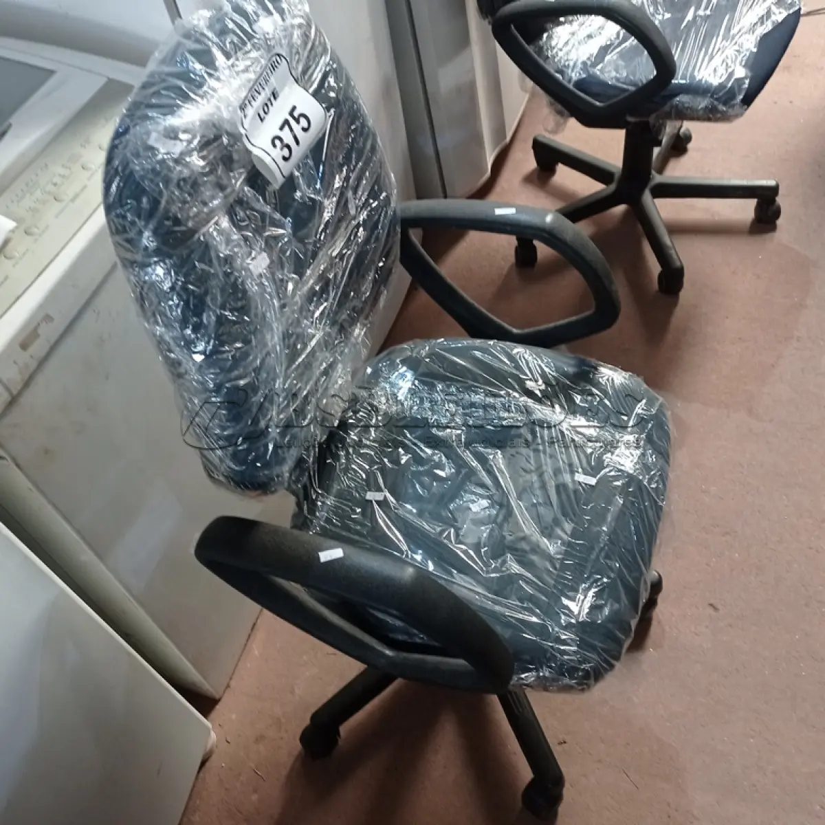 LOTE 375 -  01 CADEIRA GIRATÓRIA PARA ESCRITÓRIO. (NO ESTADO) ATENÇÃO! FAZER A VISITAÇÃO ANTES DE ARREMATAR, NÃO SABEMOS SE FUNCIONA. LEILÃO NÃO TEM GARANTIA E NEM DEVOLUÇÃO, SUJEITO A POSSÍVEIS AVARIAS VISÍVEIS/OCULTAS E/OU AUSÊNCIA DE COMPONENTES.