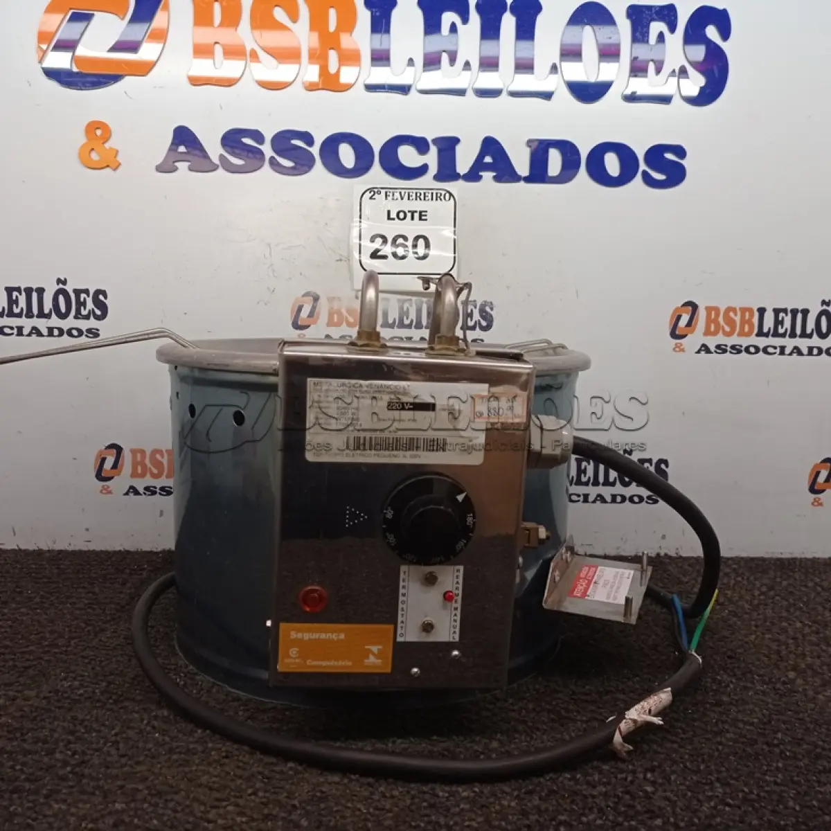 LOTE 260 - 01 FRITADEIRA ELÉTRICA EM INOX MARCA VENÂNCIO. (NO ESTADO) ATENÇÃO! FAZER A VISITAÇÃO ANTES DE ARREMATAR, NÃO SABEMOS SE FUNCIONA. LEILÃO NÃO TEM GARANTIA E NEM DEVOLUÇÃO, SUJEITO A POSSÍVEIS AVARIAS VISÍVEIS/OCULTAS E/OU AUSÊNCIA DE COMPONENTES.