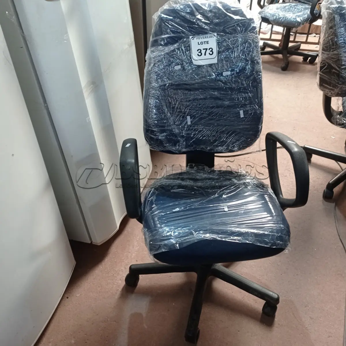LOTE 373 -  01 CADEIRA GIRATÓRIA PARA ESCRITÓRIO. (NO ESTADO) ATENÇÃO! FAZER A VISITAÇÃO ANTES DE ARREMATAR, NÃO SABEMOS SE FUNCIONA. LEILÃO NÃO TEM GARANTIA E NEM DEVOLUÇÃO, SUJEITO A POSSÍVEIS AVARIAS VISÍVEIS/OCULTAS E/OU AUSÊNCIA DE COMPONENTES.