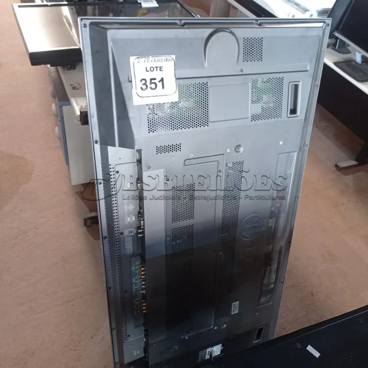 LOTE 351 -  01 TV LG 42”. (NO ESTADO) ATENÇÃO! FAZER A VISITAÇÃO ANTES DE ARREMATAR, NÃO SABEMOS SE FUNCIONA. LEILÃO NÃO TEM GARANTIA E NEM DEVOLUÇÃO, SUJEITO A POSSÍVEIS AVARIAS VISÍVEIS/OCULTAS E/OU AUSÊNCIA DE COMPONENTES.