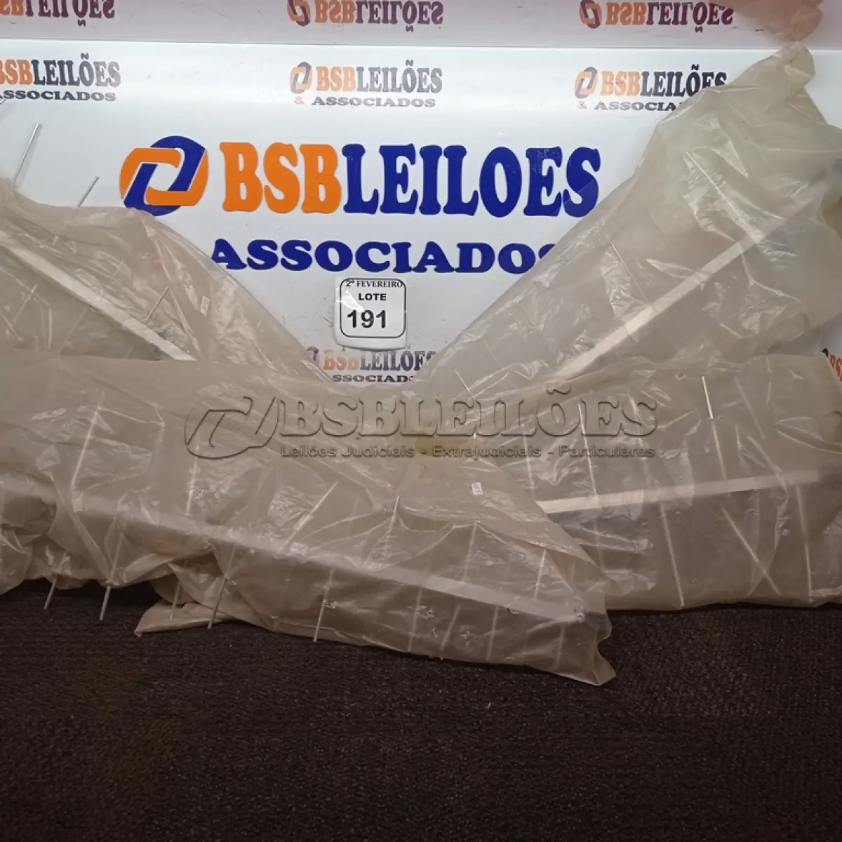 LOTE 191 - 04 ANTENAS. (NOVO) (NO ESTADO) ATENÇÃO! FAZER A VISITAÇÃO ANTES DE ARREMATAR, NÃO SABEMOS SE FUNCIONA. LEILÃO NÃO TEM GARANTIA E NEM DEVOLUÇÃO, SUJEITO A POSSÍVEIS AVARIAS VISÍVEIS/OCULTAS E/OU AUSÊNCIA DE COMPONENTES.