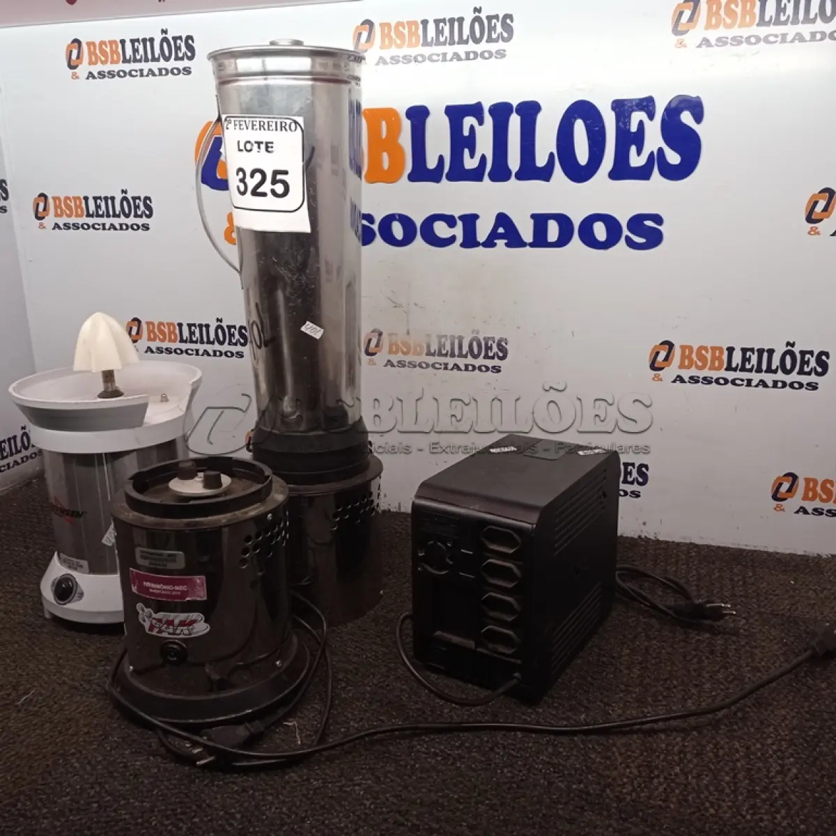 LOTE 325 - 01 LIQUIDIFICADOR INDUSTRIAL, 01 BASE PARA LIQUIDIFICADOR, 01 ESPREMEDOR DE FRUTAS E 01 NOBREAK.   (NO ESTADO) ATENÇÃO! FAZER A VISITAÇÃO ANTES DE ARREMATAR, NÃO SABEMOS SE FUNCIONA. LEILÃO NÃO TEM GARANTIA E NEM DEVOLUÇÃO, SUJEITO A POSSÍVEIS AVARIAS VISÍVEIS/OCULTAS E/OU AUSÊNCIA DE COMPONENTES.