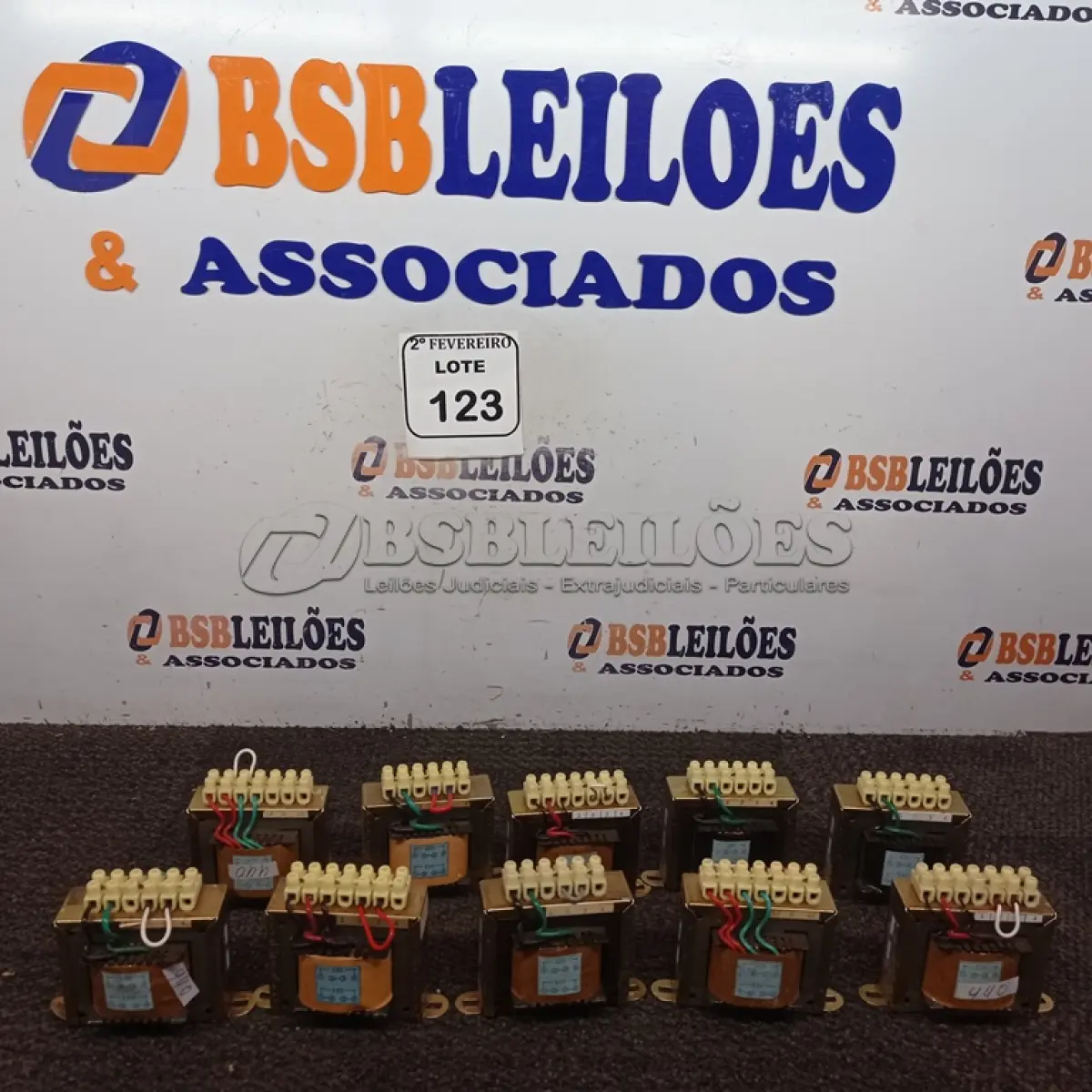 LOTE 123 - 10 TRANSFORMADORES. (NO ESTADO) ATENÇÃO! FAZER A VISITAÇÃO ANTES DE ARREMATAR, NÃO SABEMOS SE FUNCIONA. LEILÃO NÃO TEM GARANTIA E NEM DEVOLUÇÃO, SUJEITO A POSSÍVEIS AVARIAS VISÍVEIS/OCULTAS E/OU AUSÊNCIA DE COMPONENTES.
