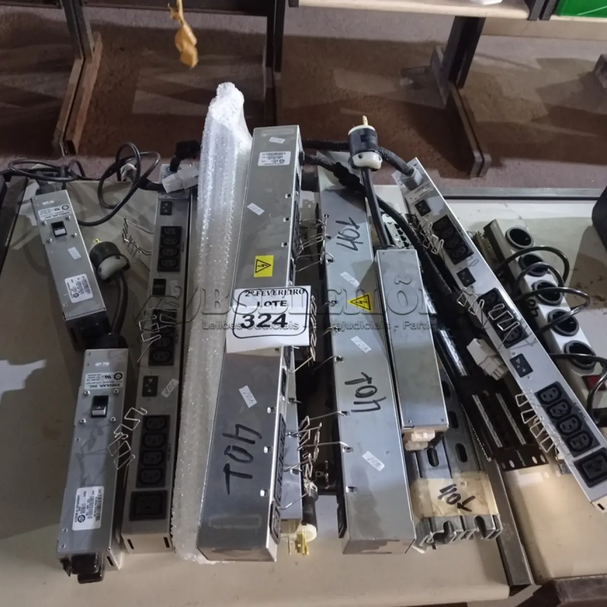 LOTE 324 - 01 LOTE COM TOMADAS PARA SERVIDORES.  (NO ESTADO) ATENÇÃO! FAZER A VISITAÇÃO ANTES DE ARREMATAR, NÃO SABEMOS SE FUNCIONA. LEILÃO NÃO TEM GARANTIA E NEM DEVOLUÇÃO, SUJEITO A POSSÍVEIS AVARIAS VISÍVEIS/OCULTAS E/OU AUSÊNCIA DE COMPONENTES.