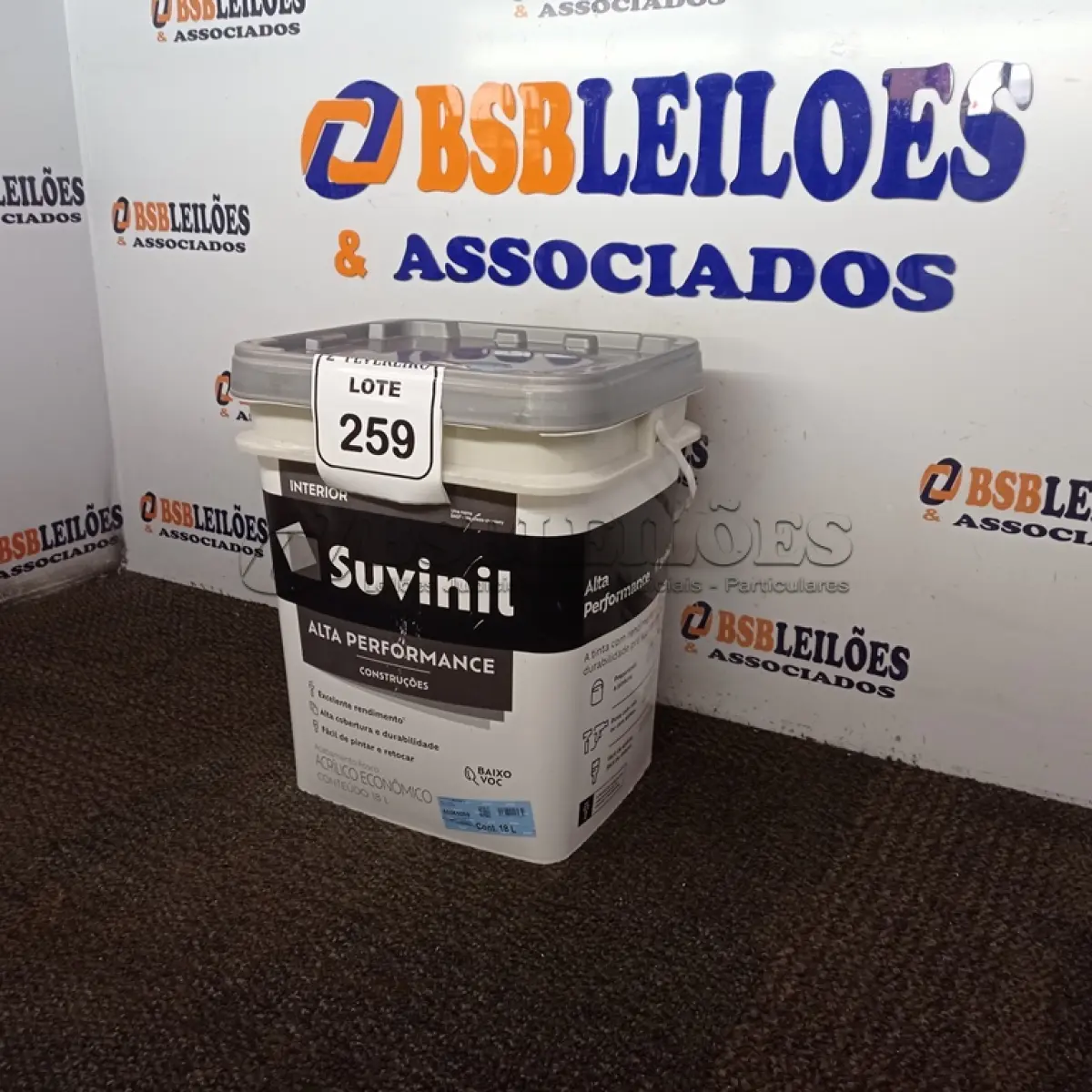 LOTE 259 - 01 BALDE DE TINTA SUVINIL INTERIOR NA COR BRANCO FOSCO 18L.  (NO ESTADO) ATENÇÃO! FAZER A VISITAÇÃO ANTES DE ARREMATAR, NÃO SABEMOS SE FUNCIONA. LEILÃO NÃO TEM GARANTIA E NEM DEVOLUÇÃO, SUJEITO A POSSÍVEIS AVARIAS VISÍVEIS/OCULTAS E/OU AUSÊNCIA DE COMPONENTES.