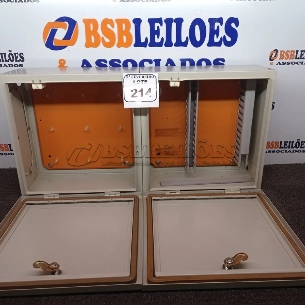 LOTE 214 - 02 QUADROS ELÉTRICOS.  (NO ESTADO) ATENÇÃO! FAZER A VISITAÇÃO ANTES DE ARREMATAR, NÃO SABEMOS SE FUNCIONA. LEILÃO NÃO TEM GARANTIA E NEM DEVOLUÇÃO, SUJEITO A POSSÍVEIS AVARIAS VISÍVEIS/OCULTAS E/OU AUSÊNCIA DE COMPONENTES.