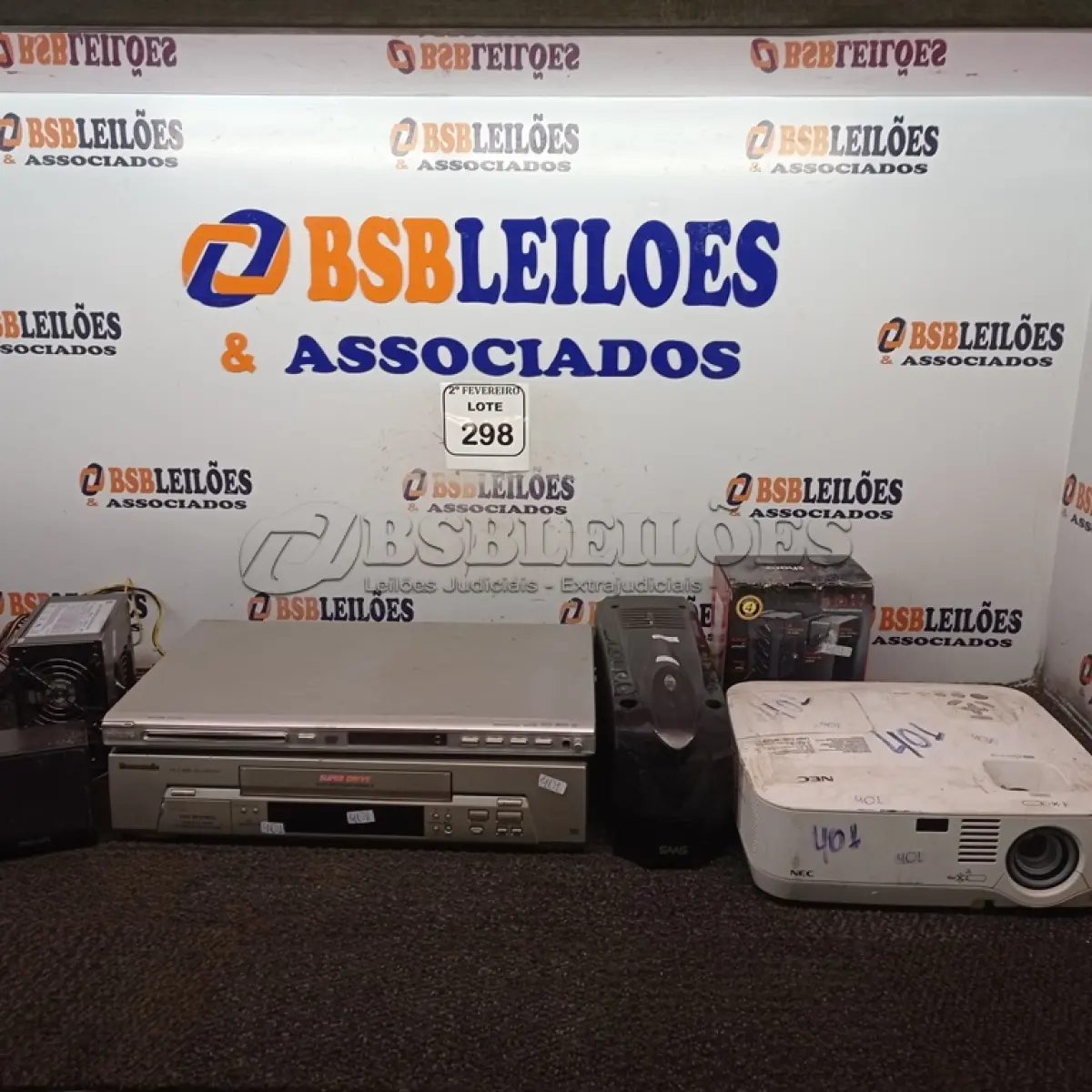 LOTE 298 - 01 VÍDEO CASSETE MARCA PANASONIC, 01 APARELHO DE DVD MARCA PHILIPS, 02 ESTABILIZADORES E 01 PROJETOR MULTIMIDIA. (NO ESTADO) ATENÇÃO! FAZER A VISITAÇÃO ANTES DE ARREMATAR, NÃO SABEMOS SE FUNCIONA. LEILÃO NÃO TEM GARANTIA E NEM DEVOLUÇÃO, SUJEITO A POSSÍVEIS AVARIAS VISÍVEIS/OCULTAS E/OU AUSÊNCIA DE COMPONENTES.