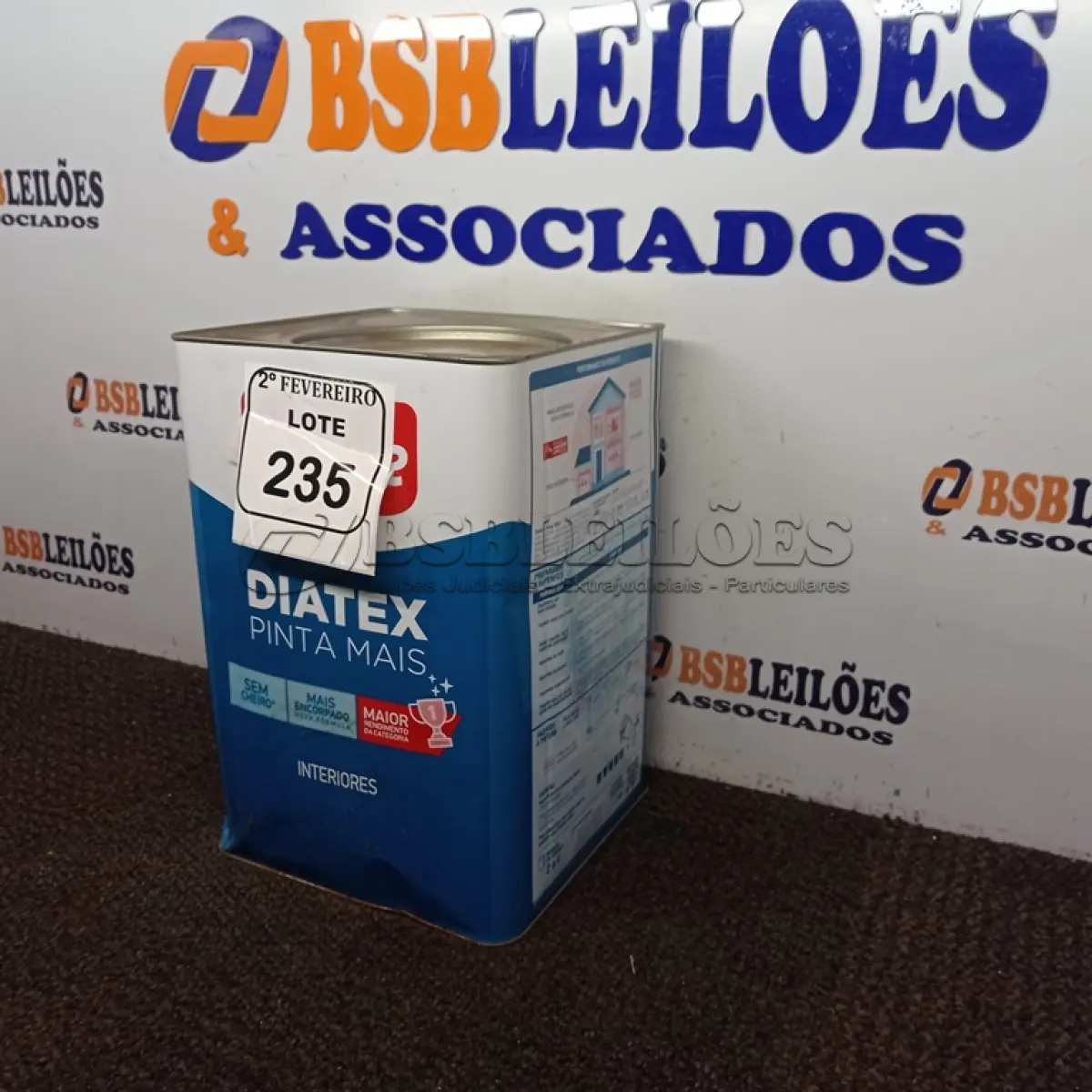 LOTE 235 - 01 LATA DE TINTA IQUINE DIATEX BASE P 18 L. (NO ESTADO) ATENÇÃO! FAZER A VISITAÇÃO ANTES DE ARREMATAR, NÃO SABEMOS SE FUNCIONA. LEILÃO NÃO TEM GARANTIA E NEM DEVOLUÇÃO, SUJEITO A POSSÍVEIS AVARIAS VISÍVEIS/OCULTAS E/OU AUSÊNCIA DE COMPONENTES.