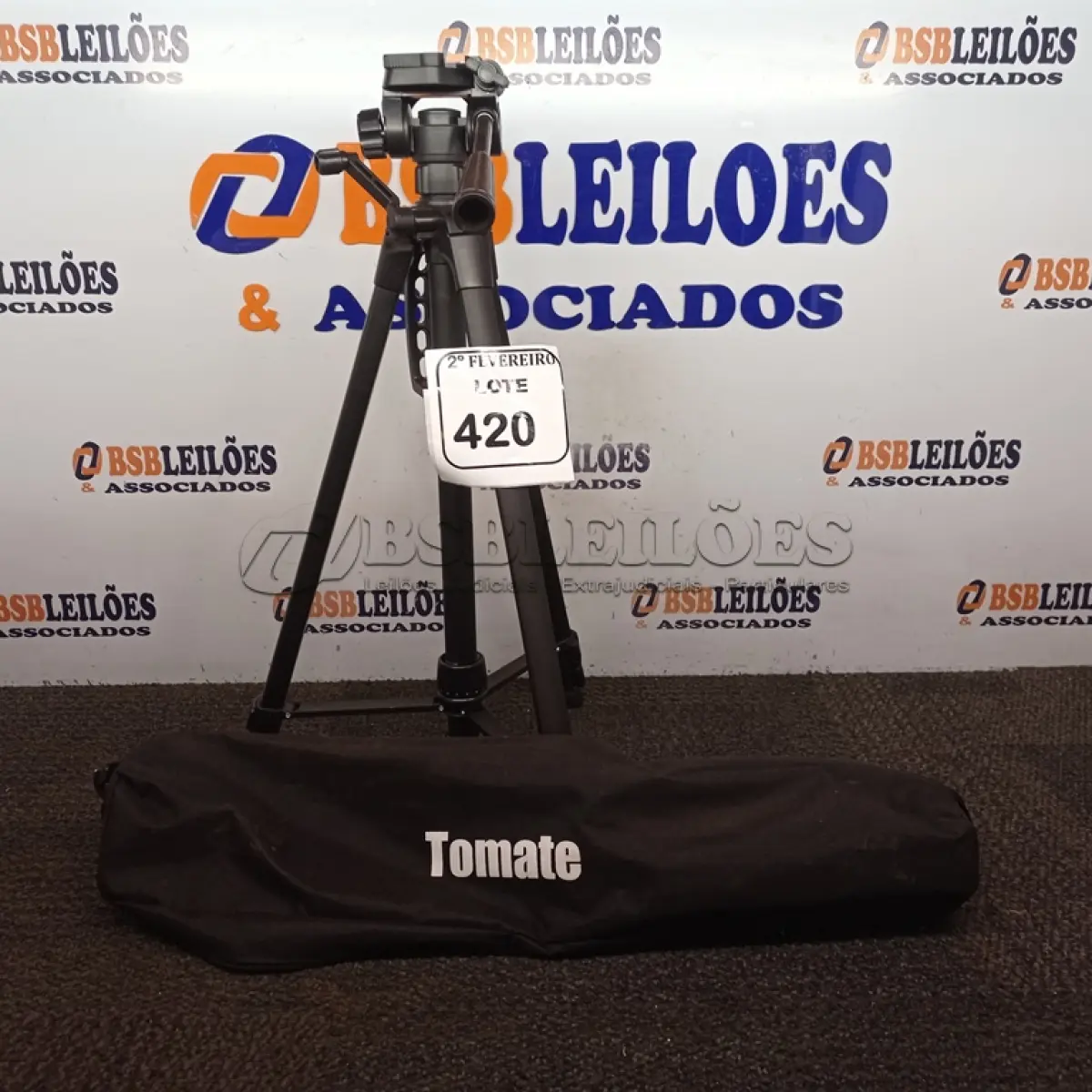 LOTE 420 - 01 TRIPÉ P/CÂMERA FOTOGRÁFICA MARCA TOMATE MODELO MTG-3016. (NO ESTADO) ATENÇÃO! FAZER A VISITAÇÃO ANTES DE ARREMATAR, NÃO SABEMOS SE FUNCIONA. LEILÃO NÃO TEM GARANTIA E NEM DEVOLUÇÃO, SUJEITO A POSSÍVEIS AVARIAS VISÍVEIS/OCULTAS E/OU AUSÊNCIA DE COMPONENTES.