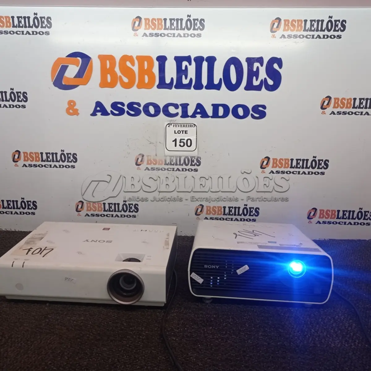 LOTE 150 - 02 RETROPROJETORES MULTIMÍDIA PARA RETIRADA DE PEÇAS MARCA SONY. (NO ESTADO) ATENÇÃO! FAZER A VISITAÇÃO ANTES DE ARREMATAR, NÃO SABEMOS SE FUNCIONA. LEILÃO NÃO TEM GARANTIA E NEM DEVOLUÇÃO, SUJEITO A POSSÍVEIS AVARIAS VISÍVEIS/OCULTAS E/OU AUSÊNCIA DE COMPONENTES.