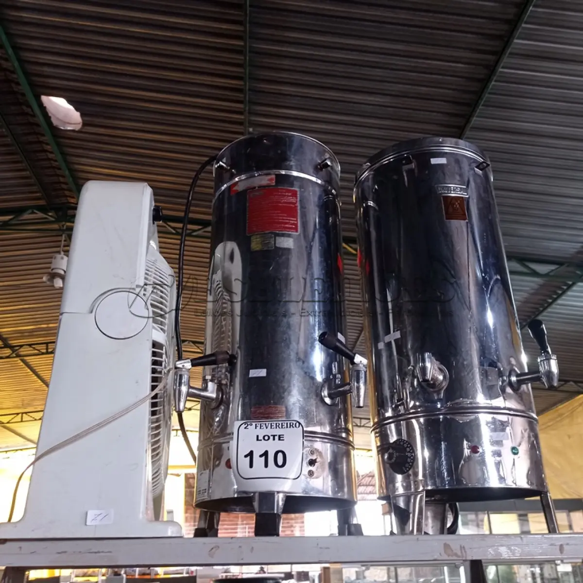 LOTE 110 - 02 CAFETEIRAS EM INOX E 01 VENTILADOR. (NO ESTADO) ATENÇÃO! FAZER A VISITAÇÃO ANTES DE ARREMATAR, NÃO SABEMOS SE FUNCIONA. LEILÃO NÃO TEM GARANTIA E NEM DEVOLUÇÃO, SUJEITO A POSSÍVEIS AVARIAS VISÍVEIS/OCULTAS E/OU AUSÊNCIA DE COMPONENTES.