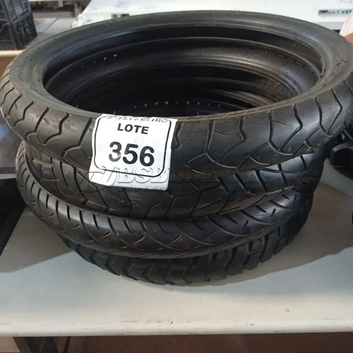 LOTE 356 - 04 PNEUS DE MOTO USADOS, SENDO 02 90/90 AROS 21, 01 120/70 ARO 19 E 01 100/90 ARO 19. (NO ESTADO) ATENÇÃO! FAZER A VISITAÇÃO ANTES DE ARREMATAR, NÃO SABEMOS SE FUNCIONA. LEILÃO NÃO TEM GARANTIA E NEM DEVOLUÇÃO, SUJEITO A POSSÍVEIS AVARIAS VISÍVEIS/OCULTAS E/OU AUSÊNCIA DE COMPONENTES.