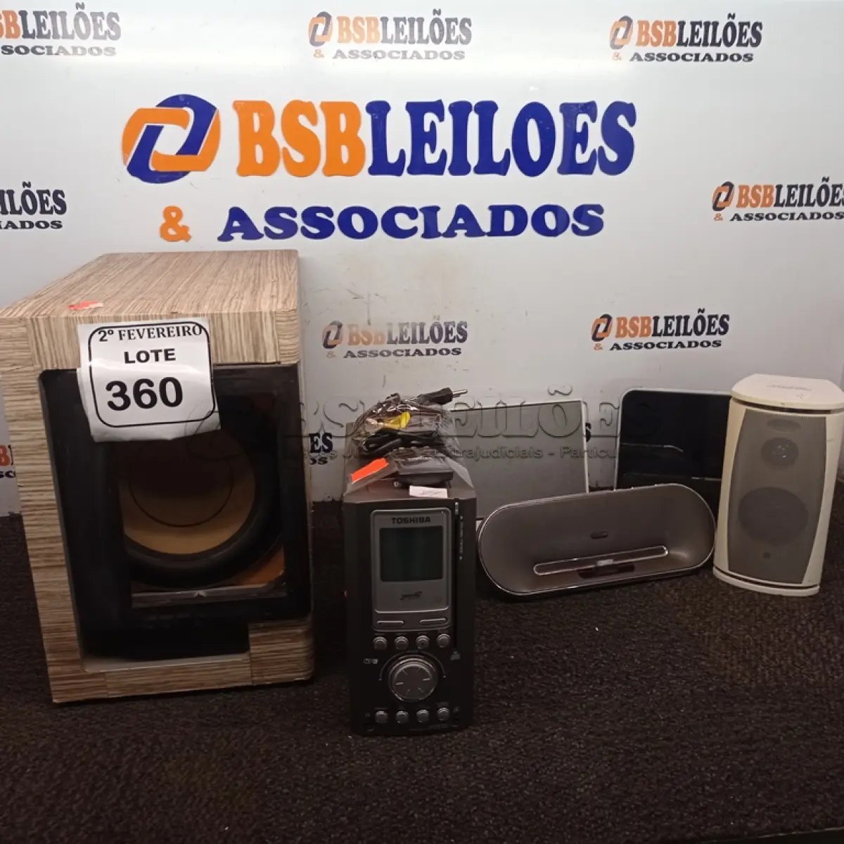 LOTE 360 - 01 CAIXA DE SOM SUBWOOFER MARCA PHILIPS E DIVERSOS APARELHOS DE SOM MARCAS E MODELOS DIVERSOS. (NO ESTADO) ATENÇÃO! FAZER A VISITAÇÃO ANTES DE ARREMATAR, NÃO SABEMOS SE FUNCIONA. LEILÃO NÃO TEM GARANTIA E NEM DEVOLUÇÃO, SUJEITO A POSSÍVEIS AVARIAS VISÍVEIS/OCULTAS E/OU AUSÊNCIA DE COMPONENTES.