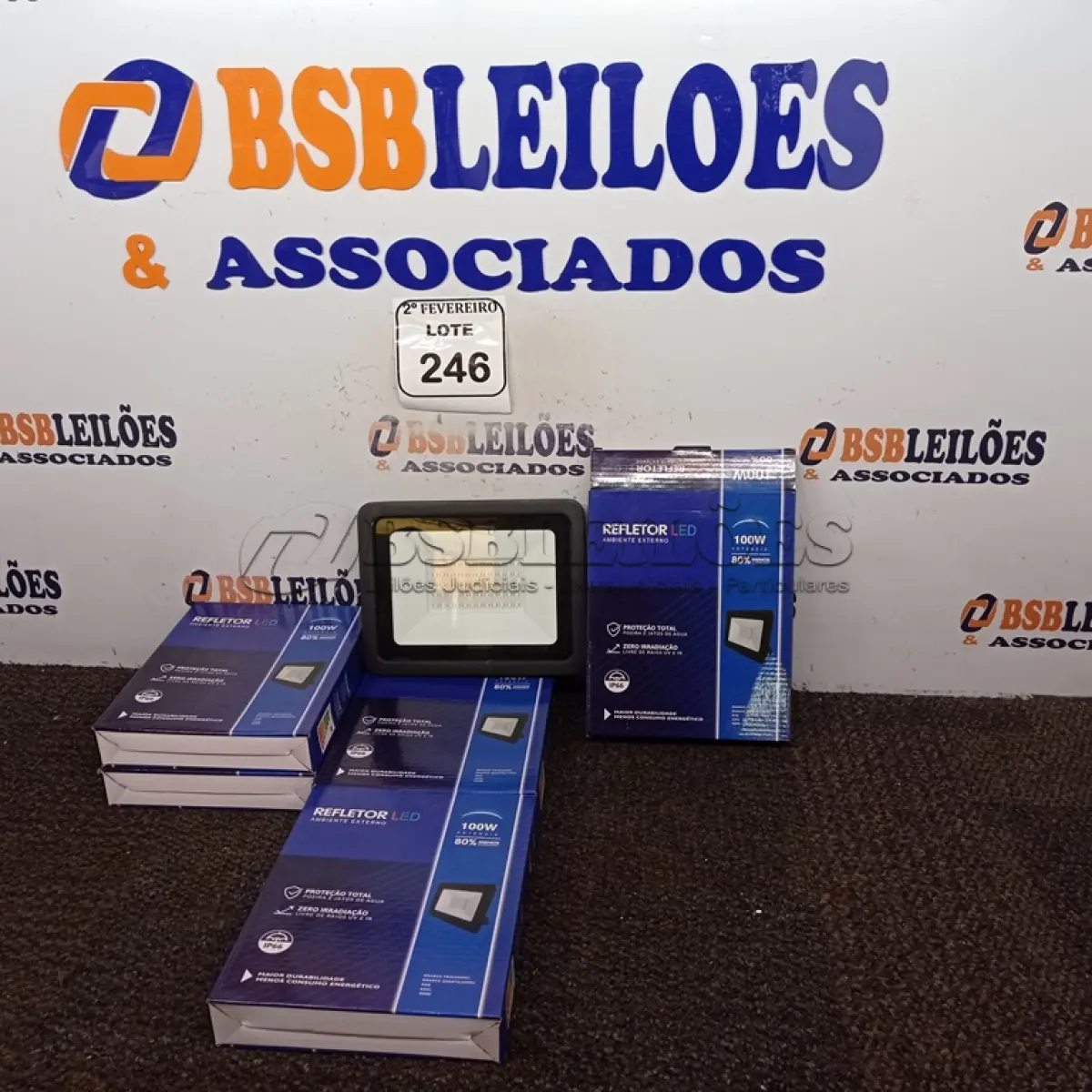 LOTE 246 - 05 REFLETORES DE LED AMBIENTE EXTERNO 100W CADA(NOVO). (NO ESTADO) ATENÇÃO! FAZER A VISITAÇÃO ANTES DE ARREMATAR, NÃO SABEMOS SE FUNCIONA. LEILÃO NÃO TEM GARANTIA E NEM DEVOLUÇÃO, SUJEITO A POSSÍVEIS AVARIAS VISÍVEIS/OCULTAS E/OU AUSÊNCIA DE COMPONENTES.
