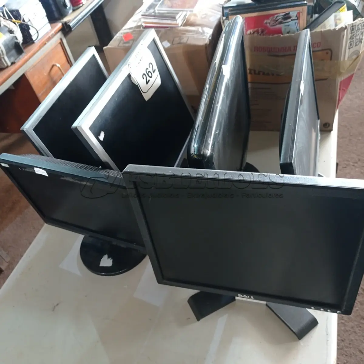 LOTE 262 - 06 MONITORES LCD MARCAS E MODELOS DIVERSOS. (NO ESTADO) ATENÇÃO! FAZER A VISITAÇÃO ANTES DE ARREMATAR, NÃO SABEMOS SE FUNCIONA. LEILÃO NÃO TEM GARANTIA E NEM DEVOLUÇÃO, SUJEITO A POSSÍVEIS AVARIAS VISÍVEIS/OCULTAS E/OU AUSÊNCIA DE COMPONENTES.