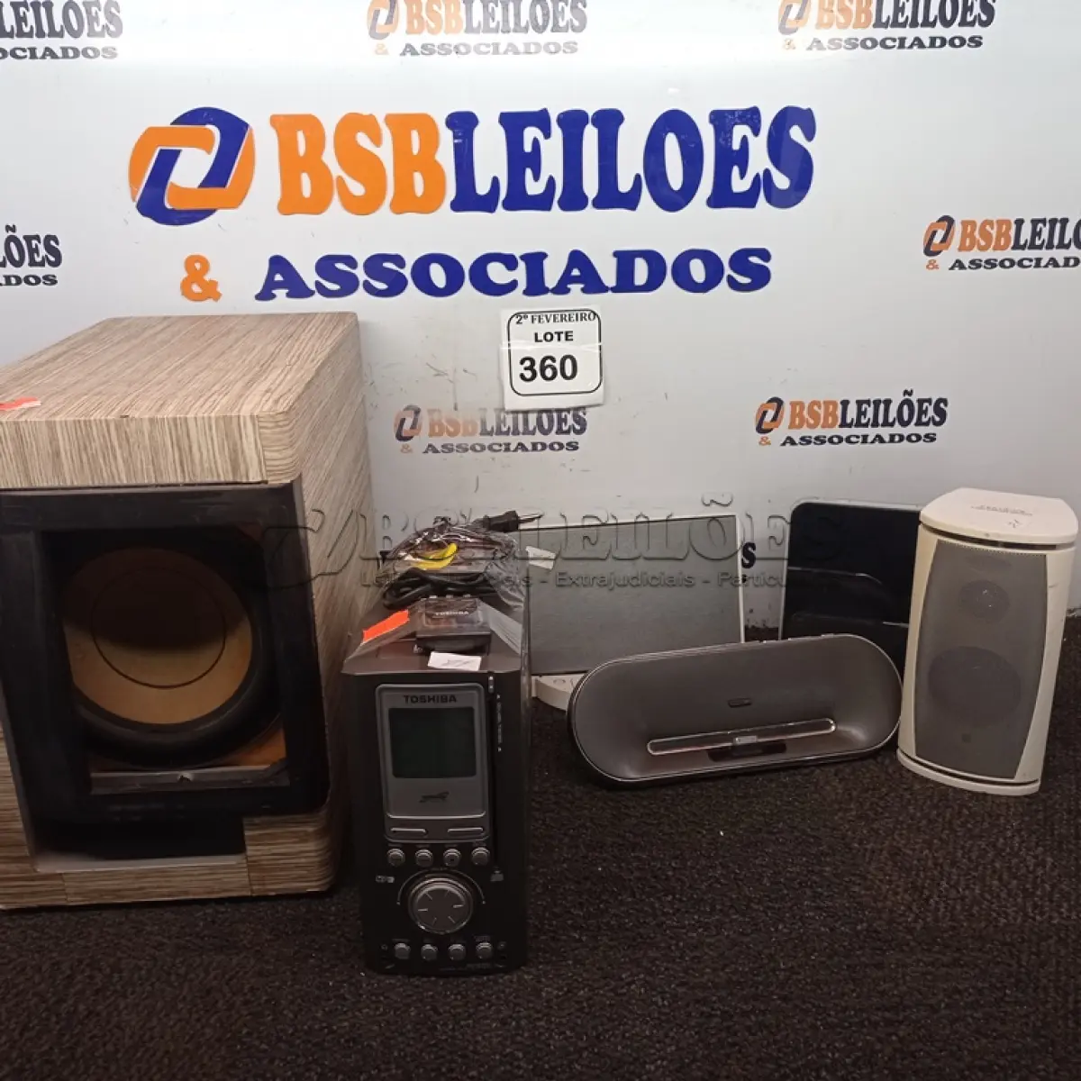 LOTE 360 - 01 CAIXA DE SOM SUBWOOFER MARCA PHILIPS E DIVERSOS APARELHOS DE SOM MARCAS E MODELOS DIVERSOS. (NO ESTADO) ATENÇÃO! FAZER A VISITAÇÃO ANTES DE ARREMATAR, NÃO SABEMOS SE FUNCIONA. LEILÃO NÃO TEM GARANTIA E NEM DEVOLUÇÃO, SUJEITO A POSSÍVEIS AVARIAS VISÍVEIS/OCULTAS E/OU AUSÊNCIA DE COMPONENTES.