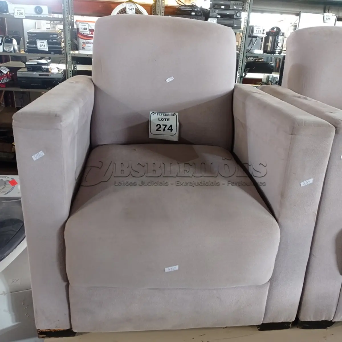 LOTE 274 -  01 POLTRONA ESTOFADA NA COR CINZA. (NO ESTADO) ATENÇÃO! FAZER A VISITAÇÃO ANTES DE ARREMATAR, NÃO SABEMOS SE FUNCIONA. LEILÃO NÃO TEM GARANTIA E NEM DEVOLUÇÃO, SUJEITO A POSSÍVEIS AVARIAS VISÍVEIS/OCULTAS E/OU AUSÊNCIA DE COMPONENTES.